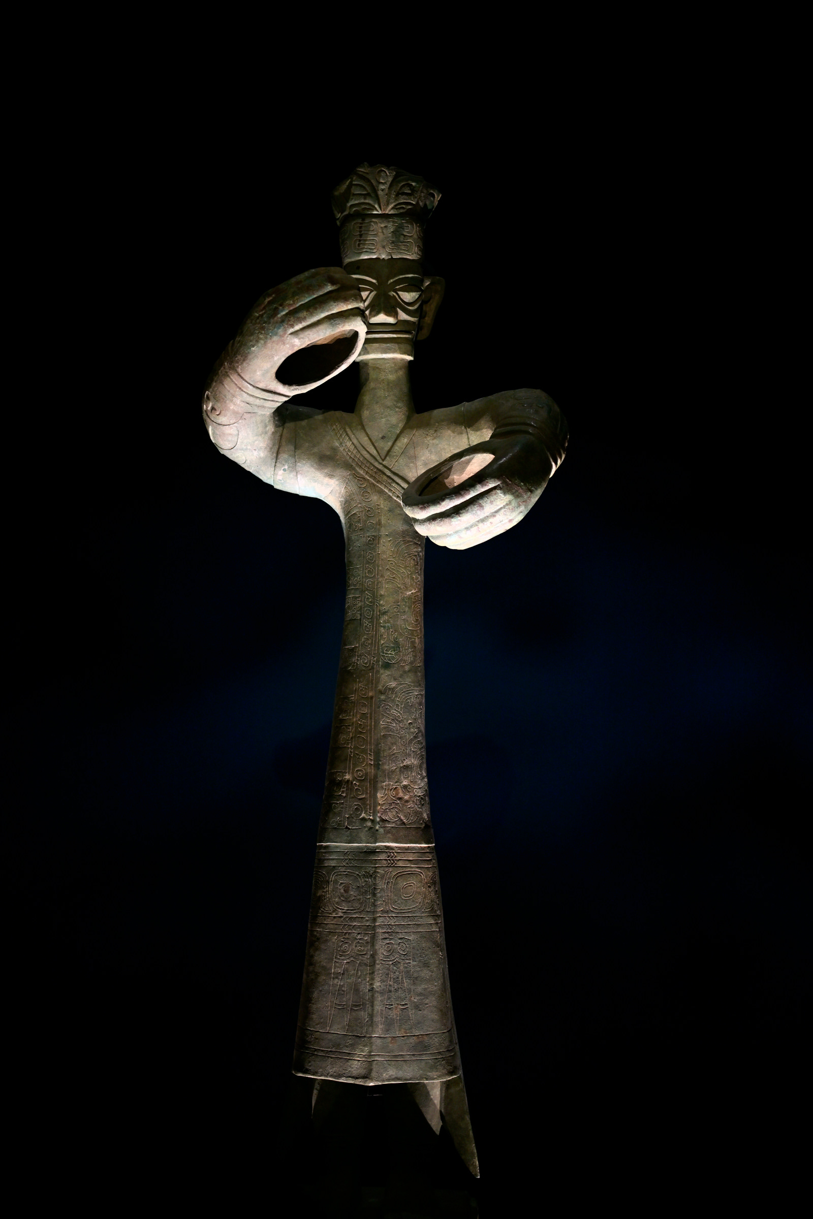 凝视三星堆 - 大立人像