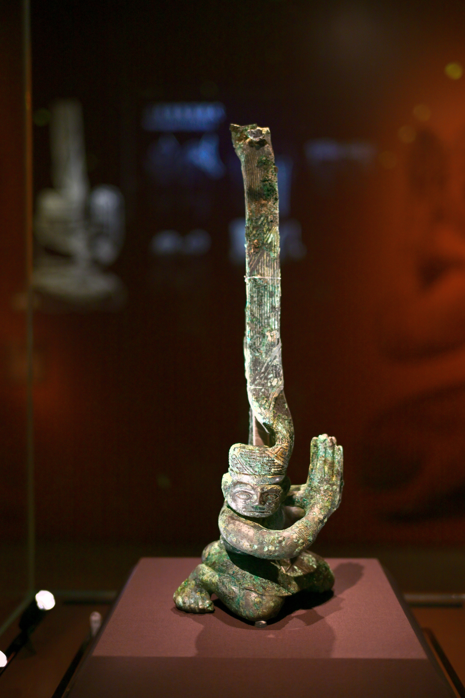 凝视三星堆 - 扭头跪坐人像