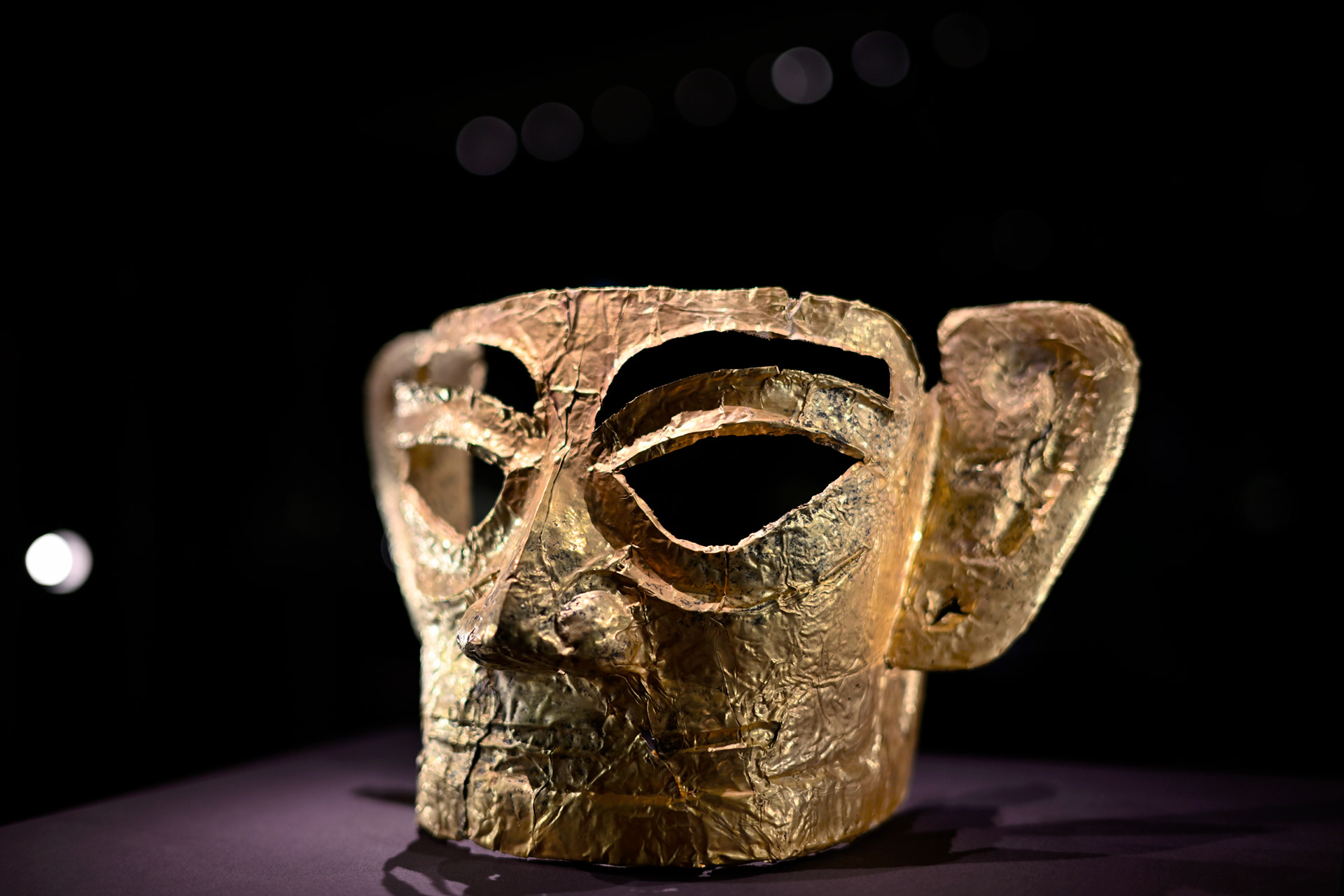 凝视三星堆 - 黄金面罩