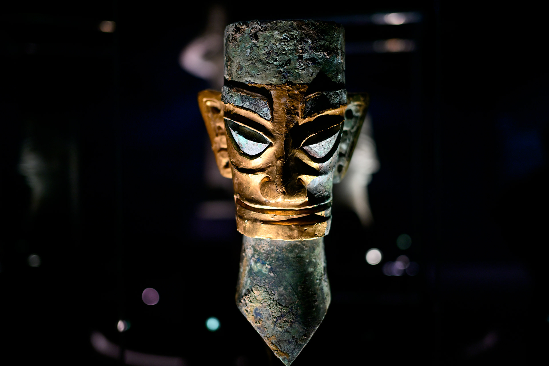 凝视三星堆 - 金面罩人像