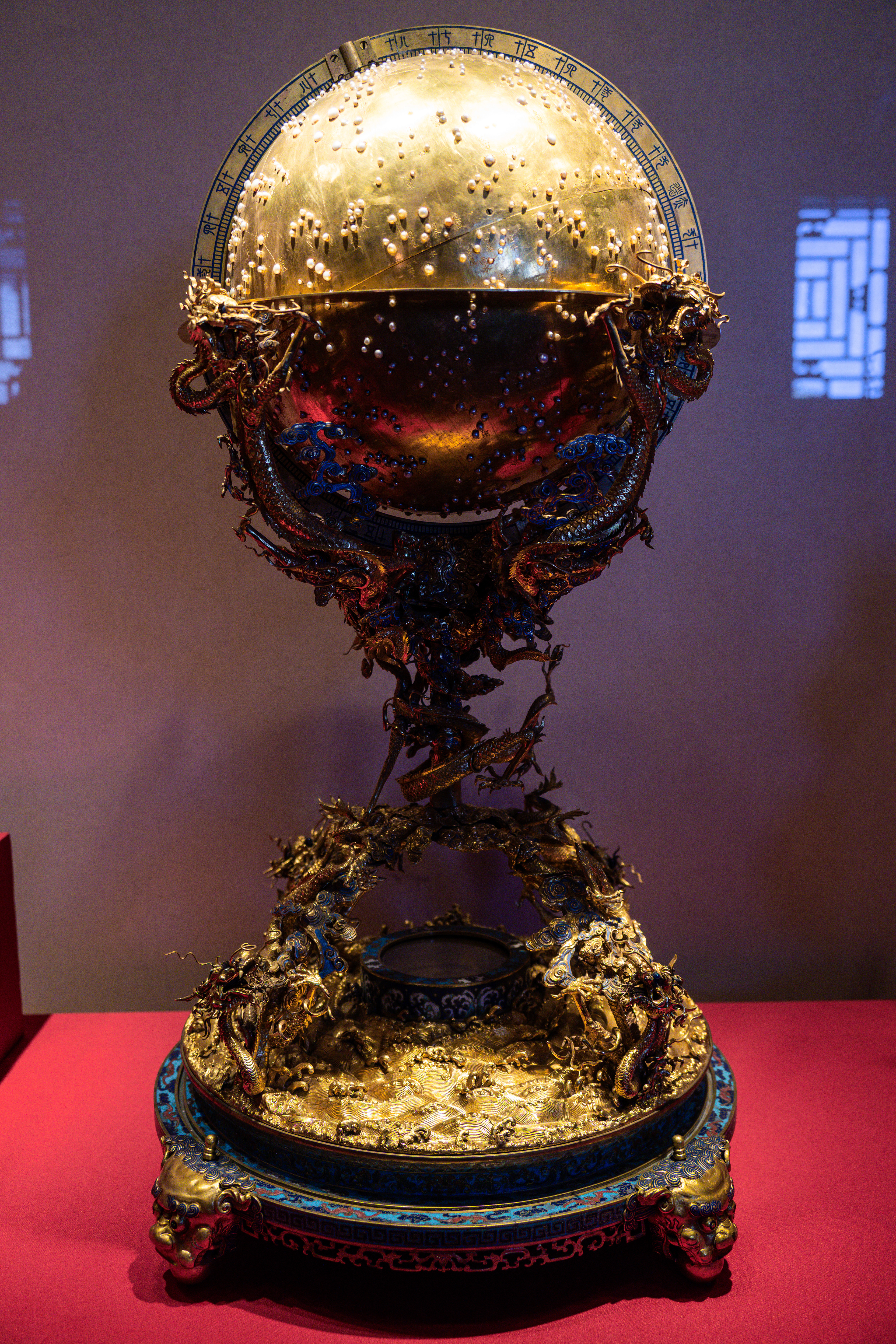 金嵌珍珠天球仪