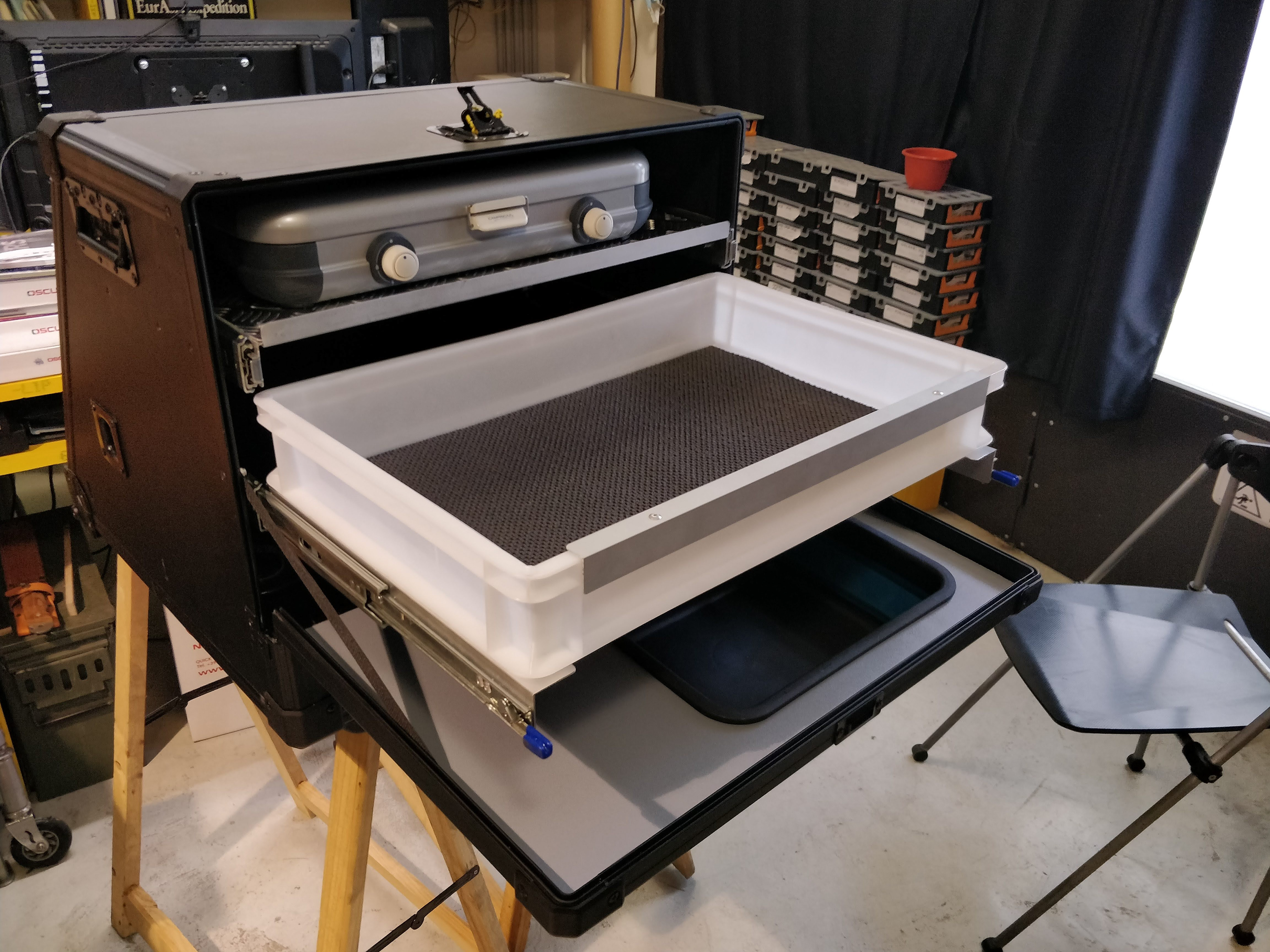 Kitchen box semi-open