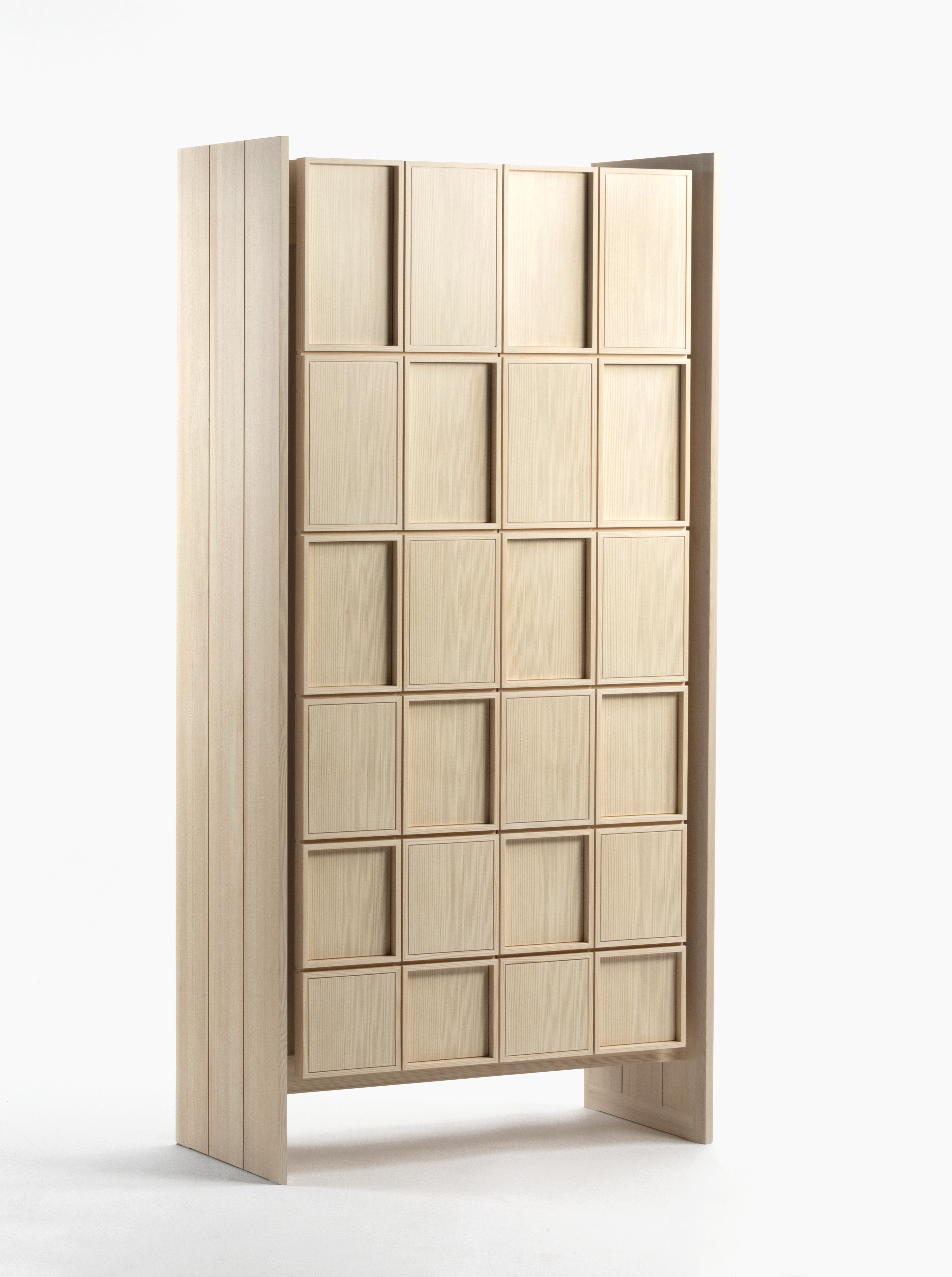 "Meisterstück: Schwebender Weißtanne-Schrank 1850 x 900 x 450 mm, vereint handwerkliche Präzision und architektonische Eleganz"