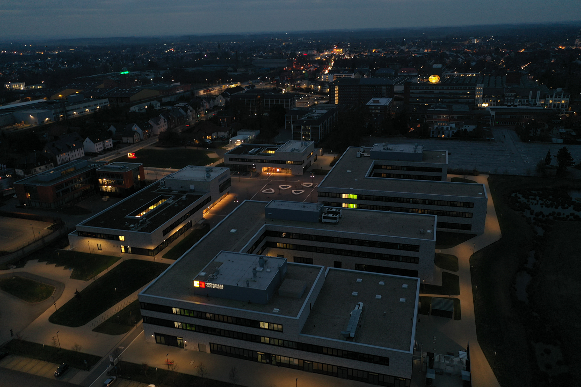 Hochschule HSHL, hinten Hella