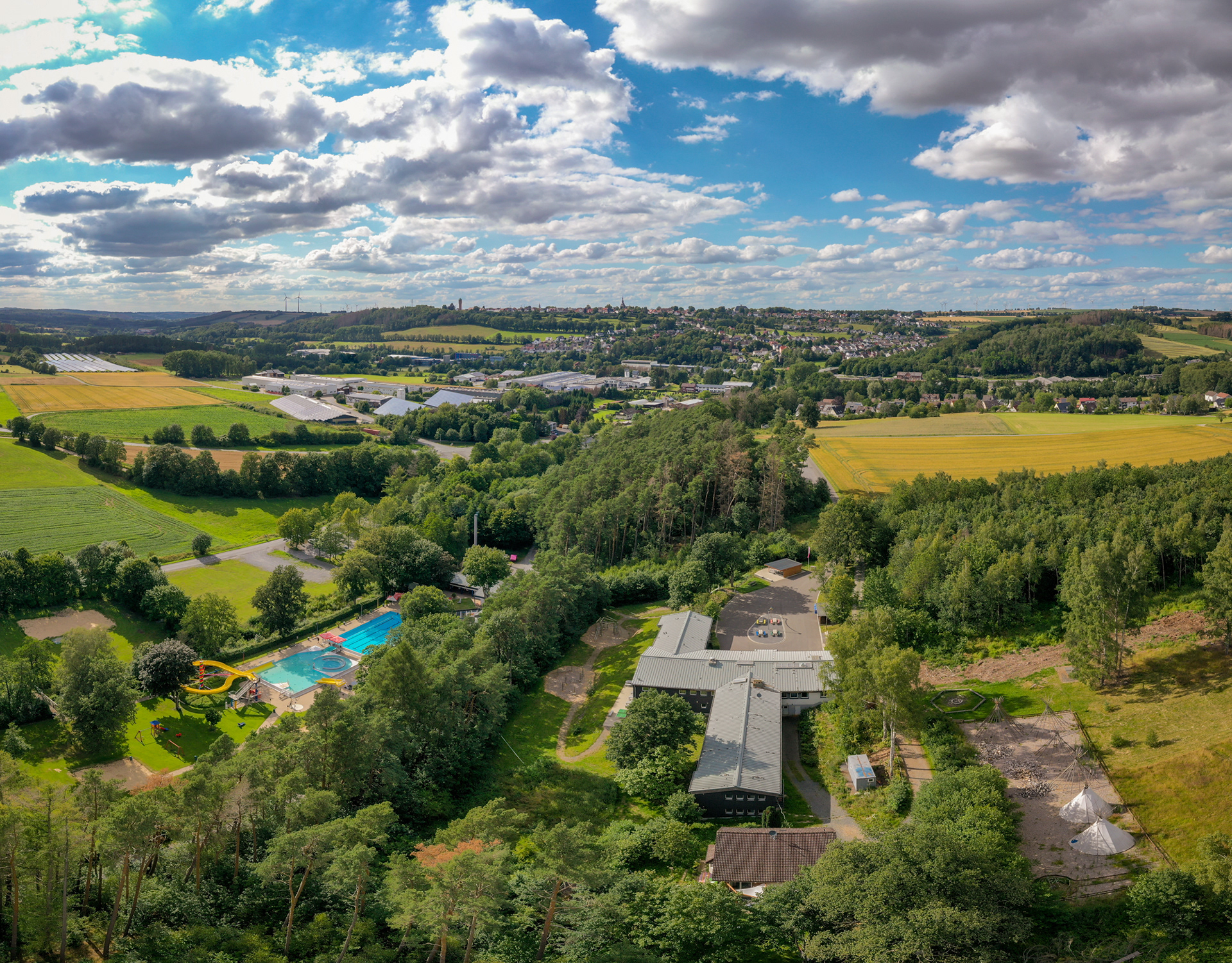 Über Biberbad und Jugendherberge erhebt sich die Bergstadt