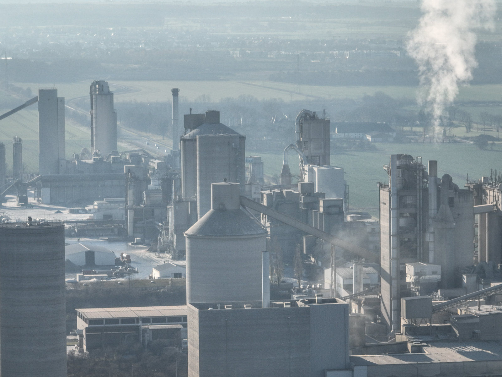 Zementwerke dominieren die Skyline
