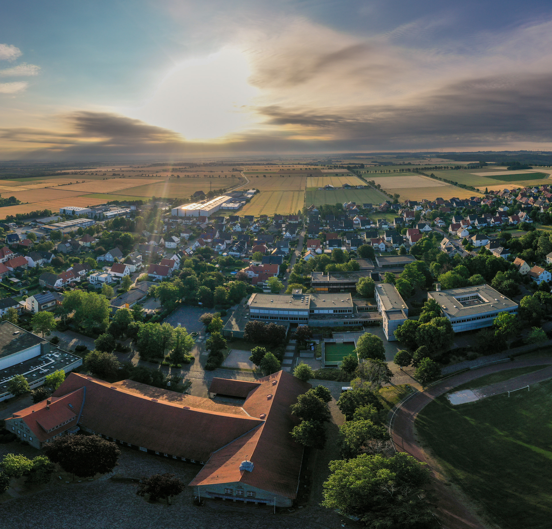 Blick über das Bürgerhaus und Schulzentrum nach Osten