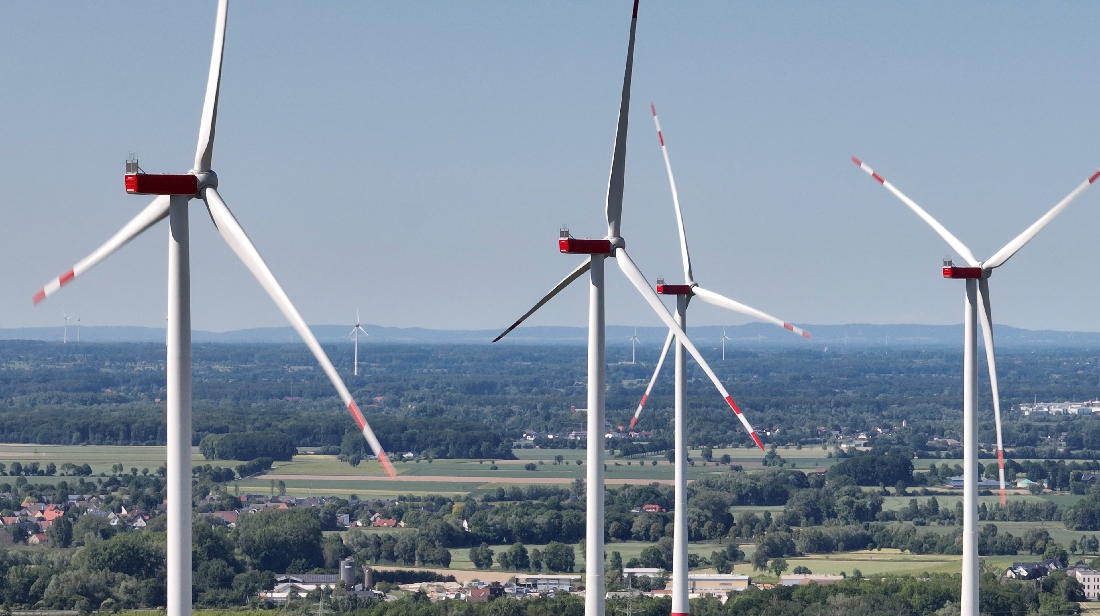 Blick vom Windradquartett zum Teutoburger Wald