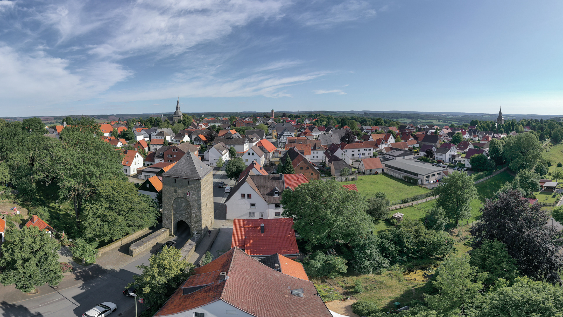 Durch das Hachtor geht's in die Bergstadt. Im Hintergrund der Wasserturm und die Türme der Nikolaus- und Johanneskirche.
