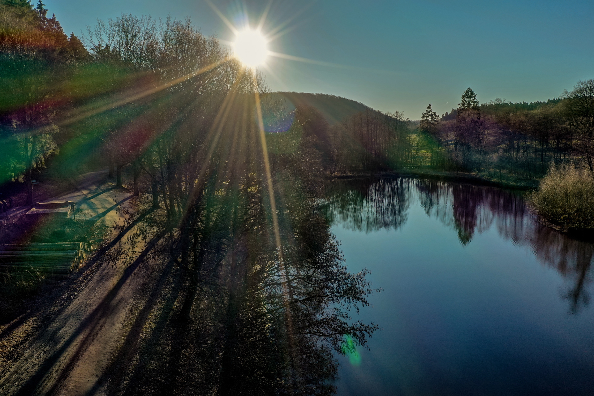 Friedlich liegt der Bibersee in der Morgensonne