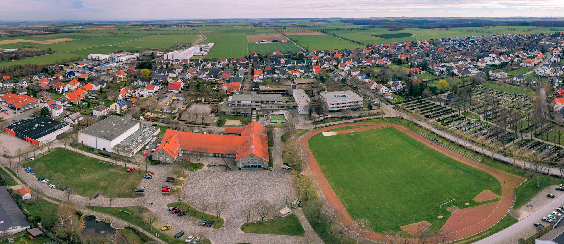 Schulkomplex und Bürgerhaus
