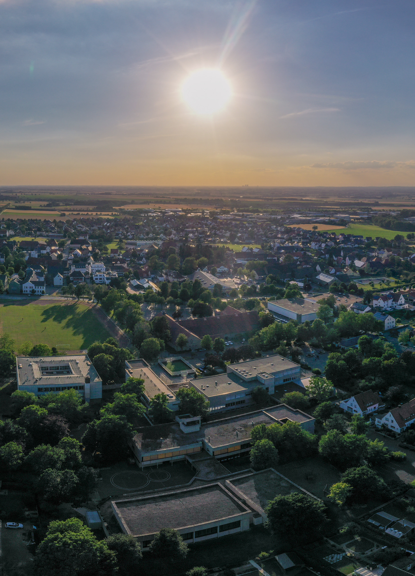 Schulzentrum und Bürgerhaus im Abendlicht