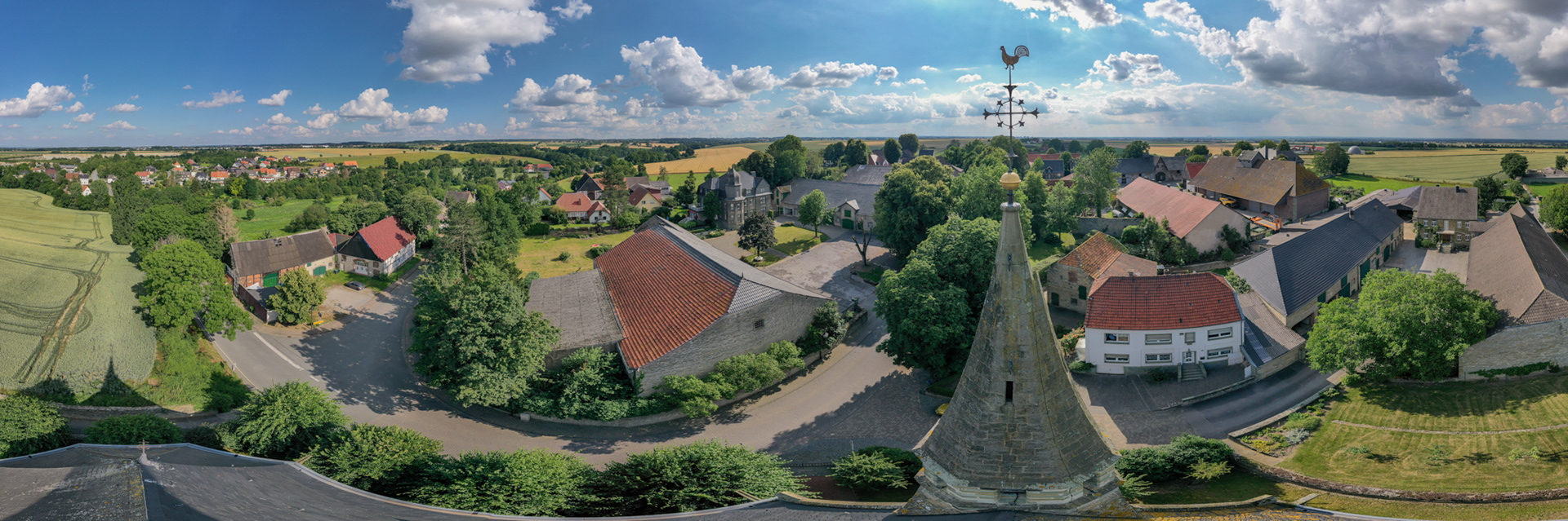 Der Hahn auf dem Turm in Klieve hat alles im Blick