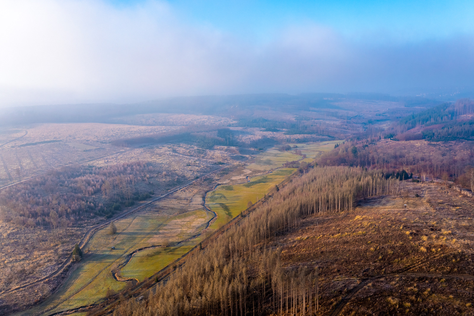 Blick von Osten auf das Möhnetal in Höhe Kneblinghausens - Dezember 2021