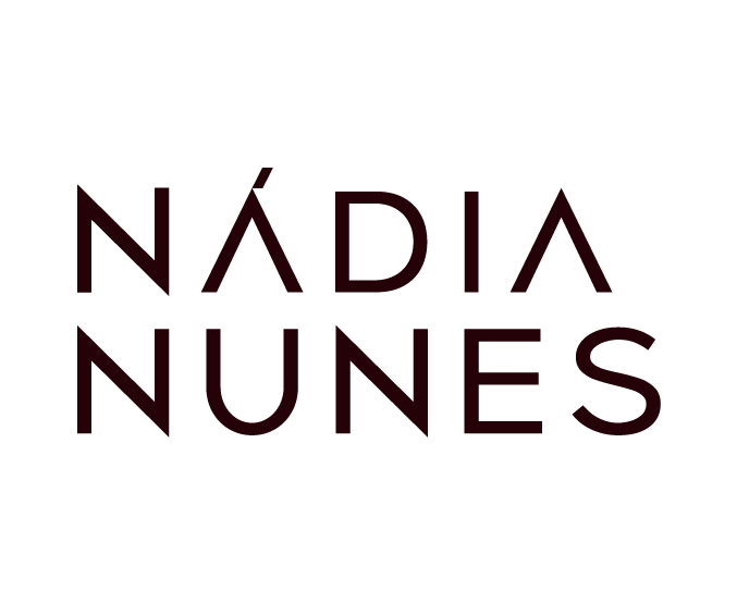 Logo marrom da designer Nádia Nunes