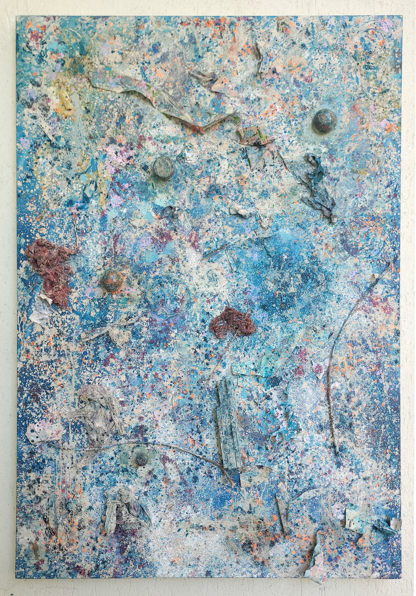 Óleo, Acrílica, bolas e cilindros anamórficos em cerâmica, resíduos do ateliê, stopa, galhos, madeiras, papéis, fitas... 130 x 90 cm 2025