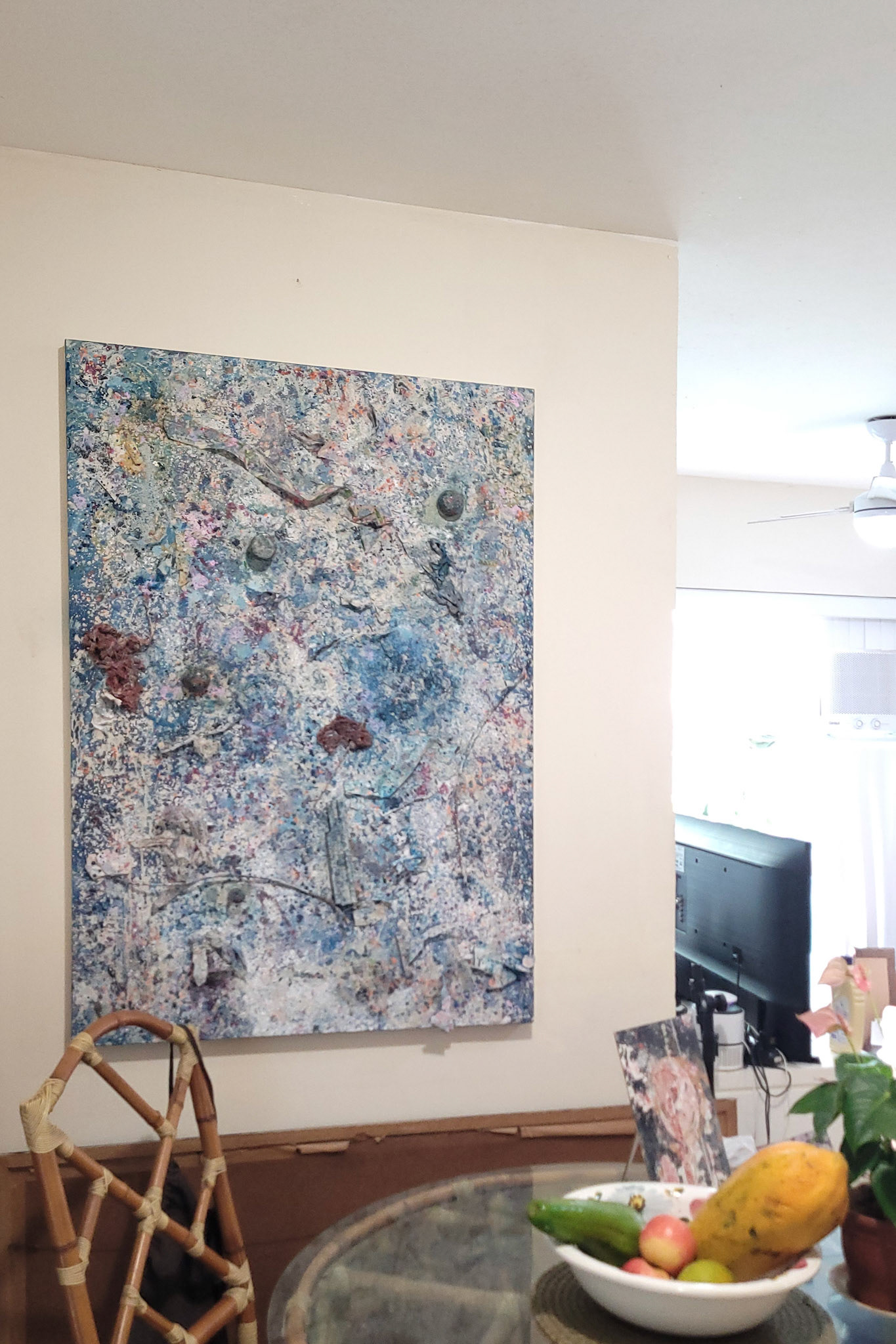 Óleo, Acrílica, bolas e cilindros anamórficos em cerâmica, resíduos do ateliê, stopa, galhos, madeiras, papéis, fitas... 130 x 90 cm 2025