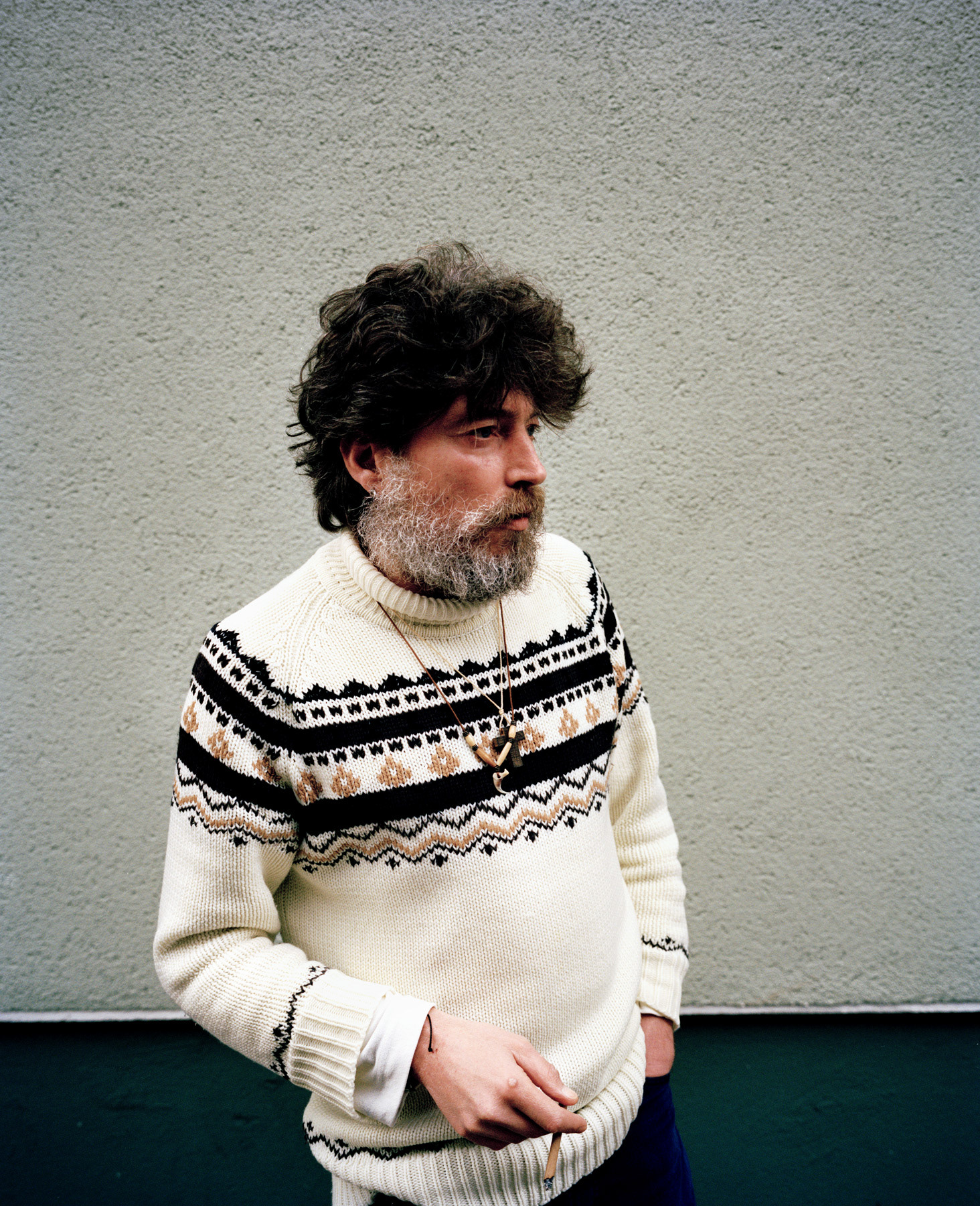 Portrait eines Mannes vor Wand