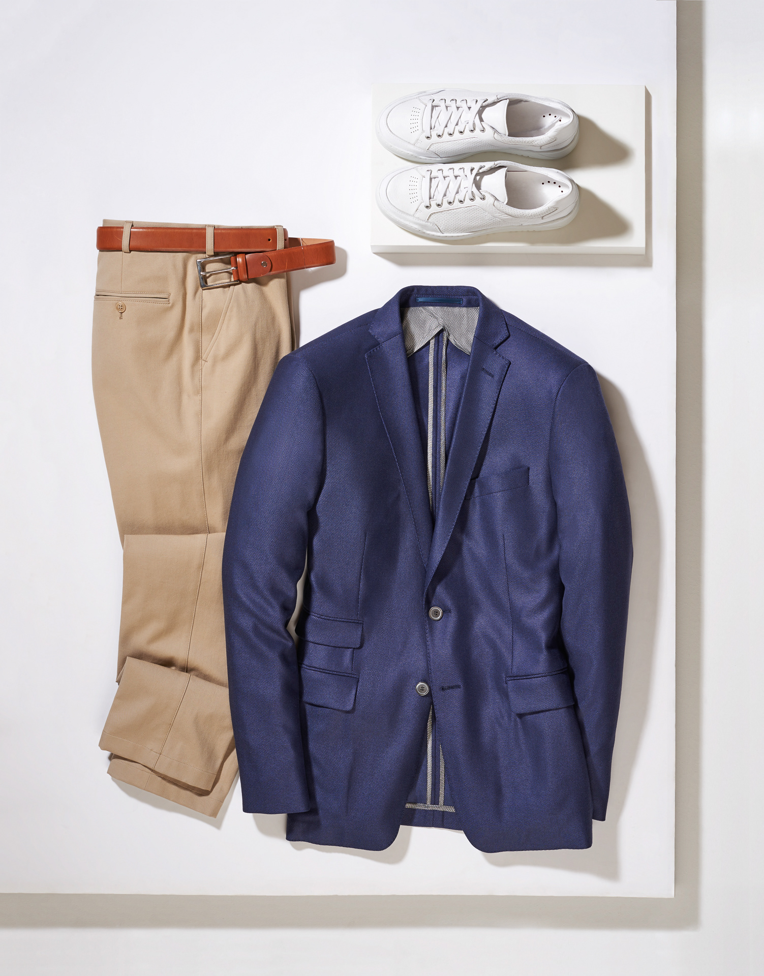 modefotograf produktfotograf köln chinohose weiße schuhe und jacket liegend