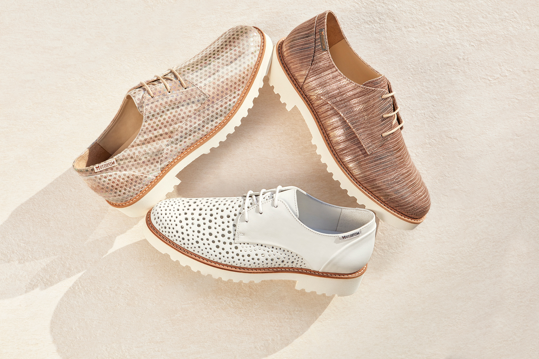 produktfotograf in köln drie schuhe liegen auf steinplatte