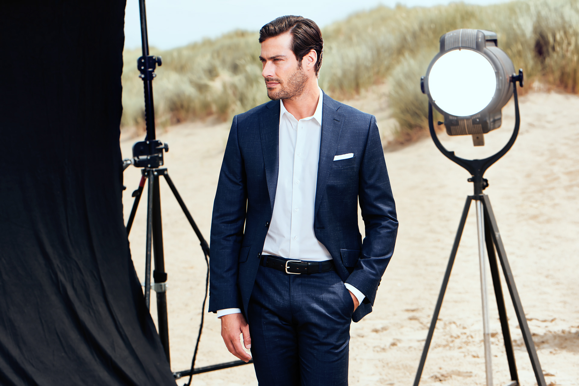 Mode Fotografie am Strand Mann im Anzug