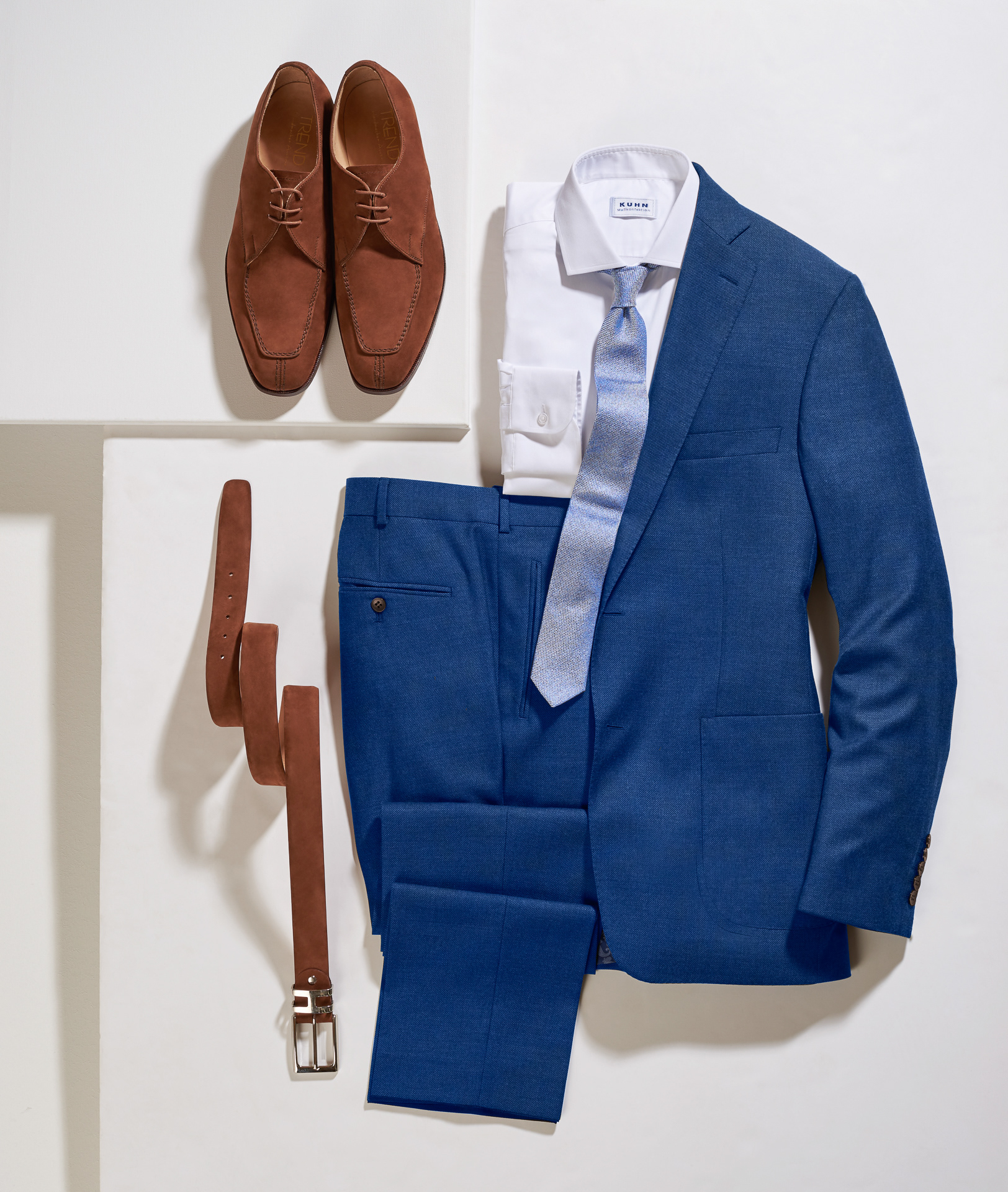 modefotografie produktfotografie köln blauer anzug mit braunen schuhen als leger