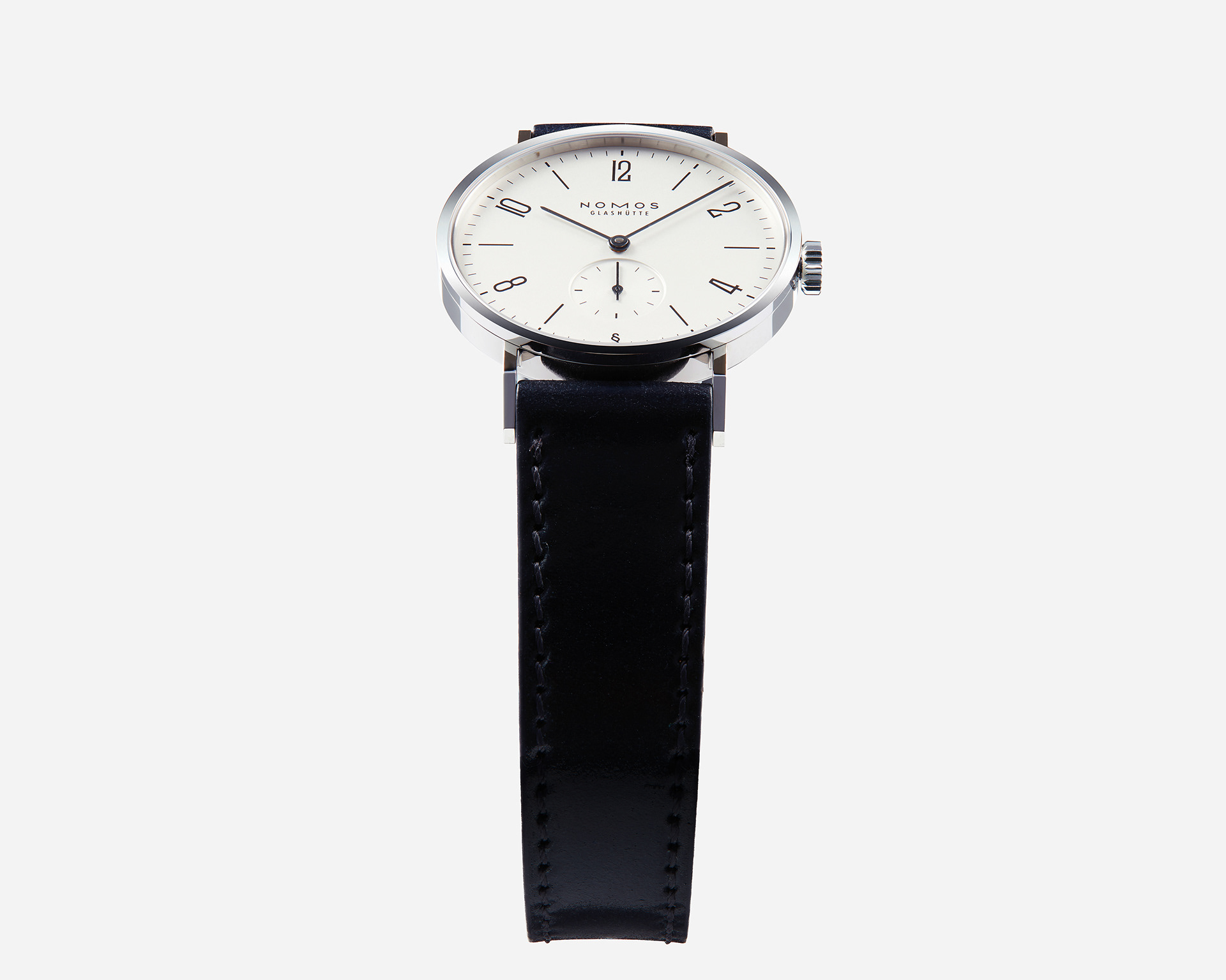 produktfotografie einer Nomos Uhr vor weiß - hero shot