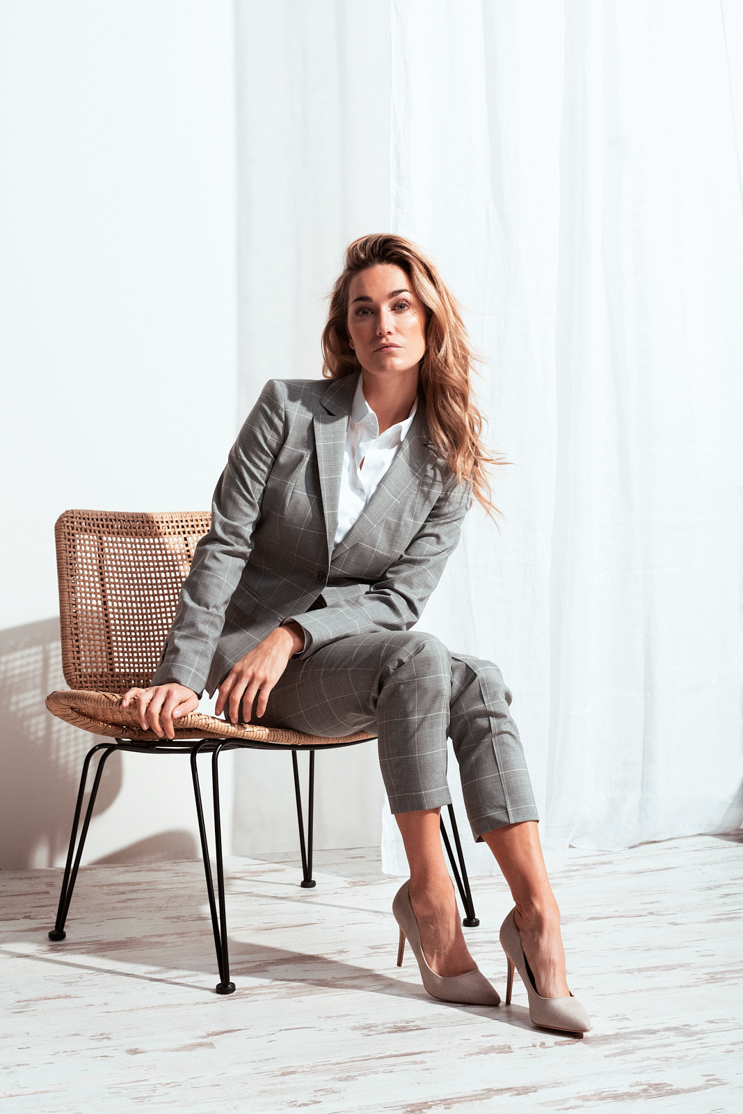 Fashion Fotografie Frau auf Stuhl