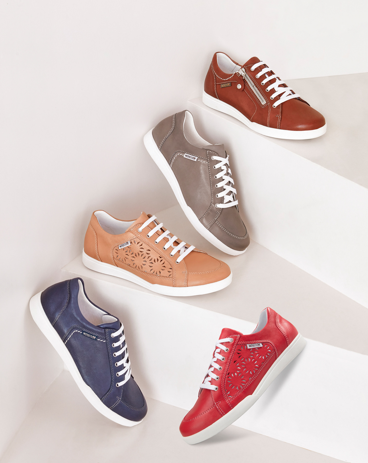 Fünf Schuhe auf weißer Treppe - Produktfotograf Köln