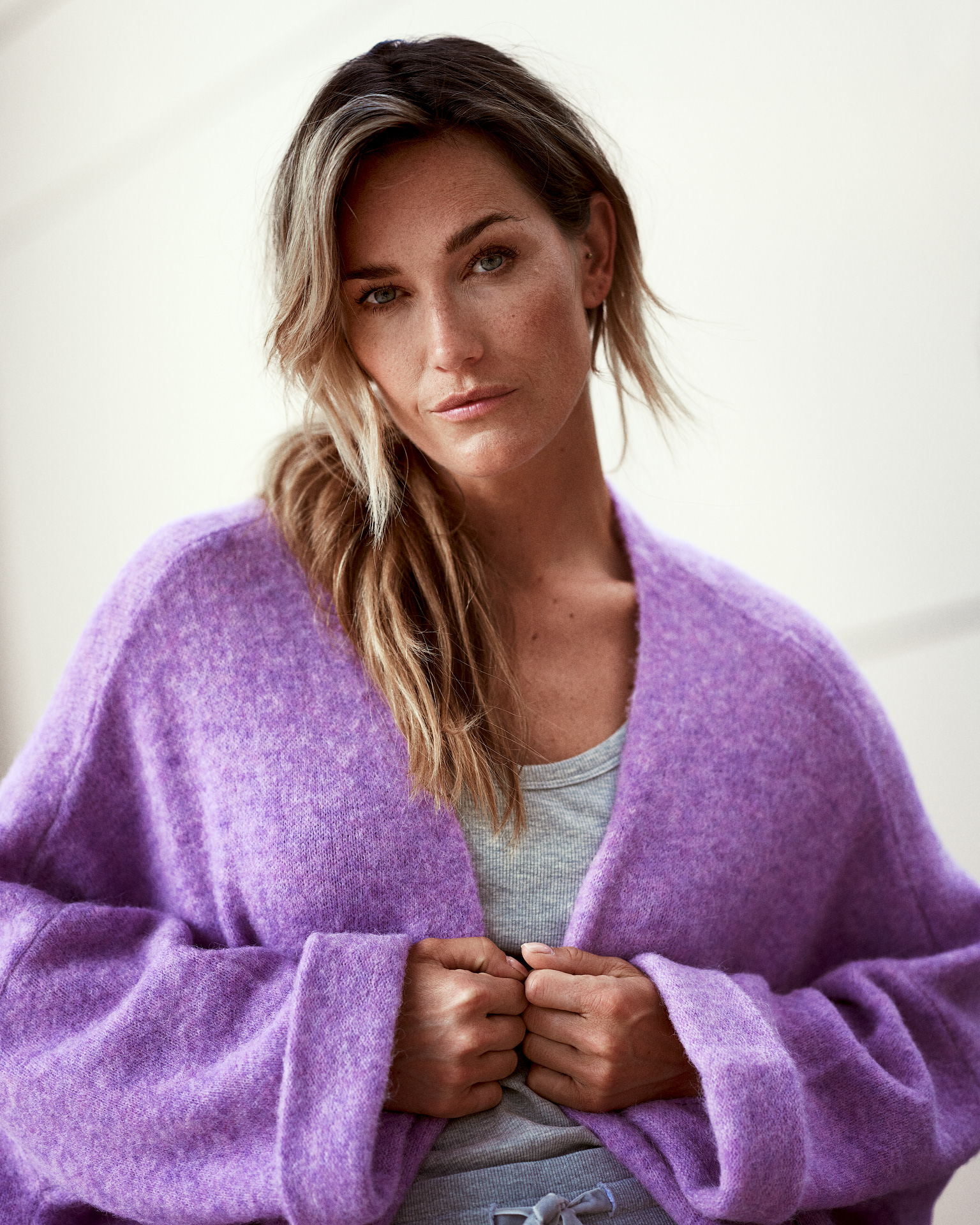 fashion fotografie köln frau mit lila pullover