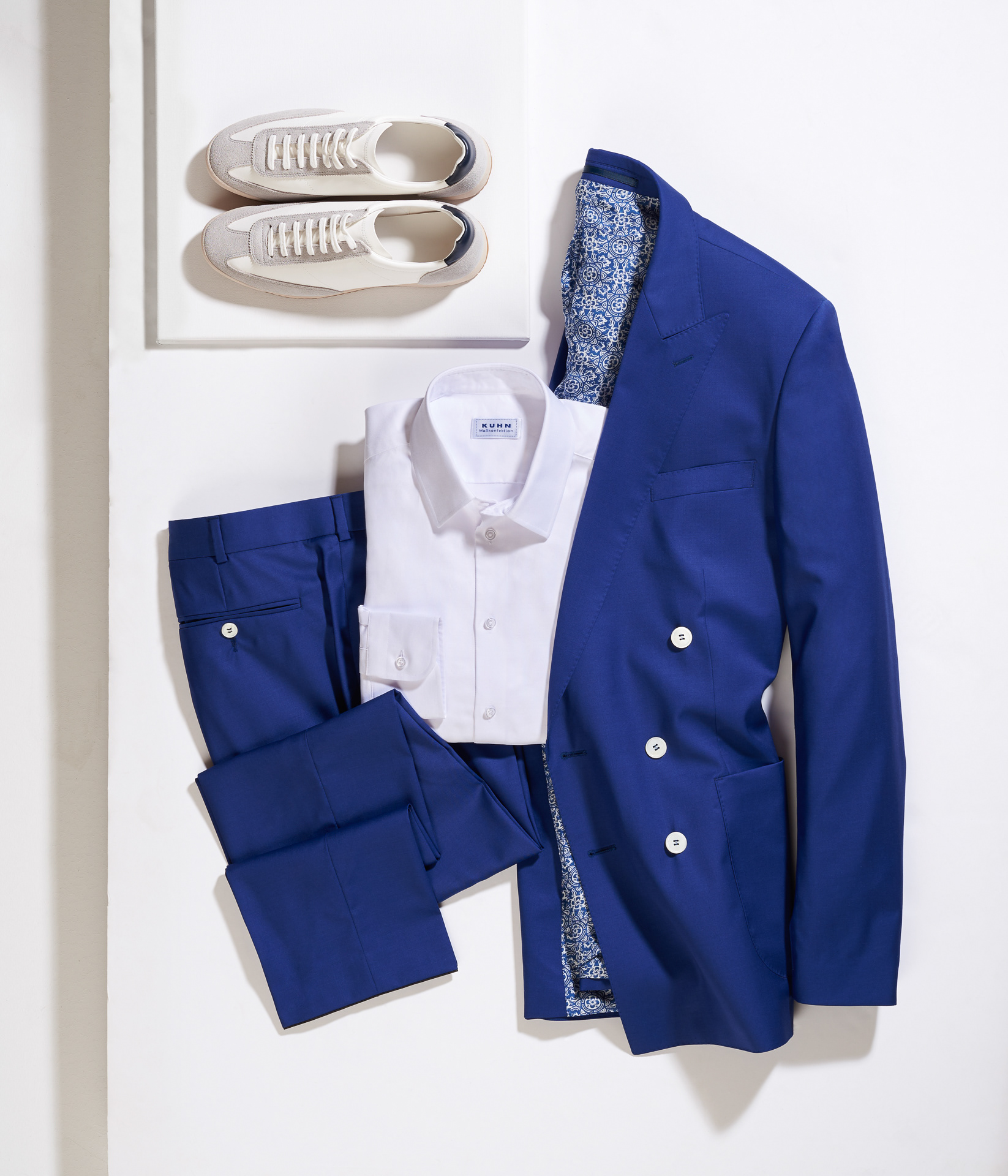 modefotografie produktfotografie köln anzug und schuhe leger auf platte