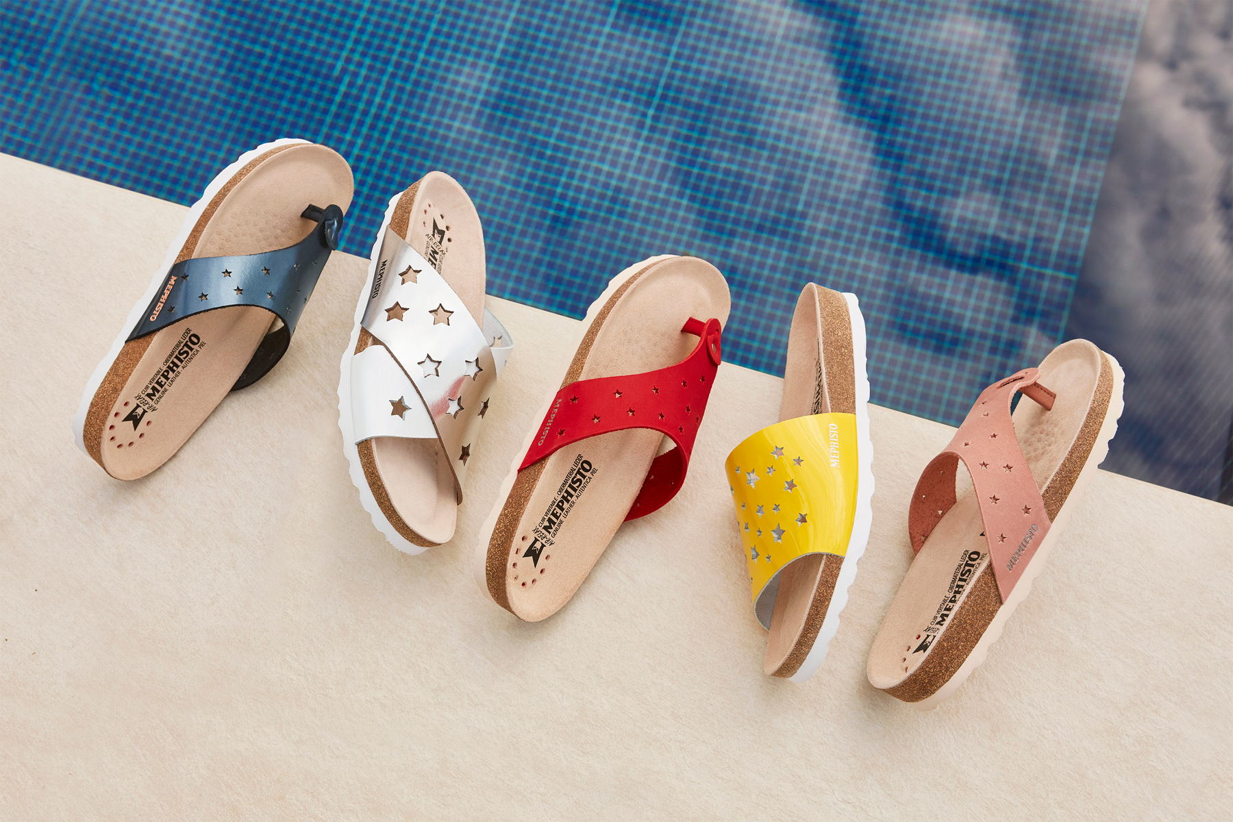 fünf sandalen liegen an poolrand stillfotograf köln