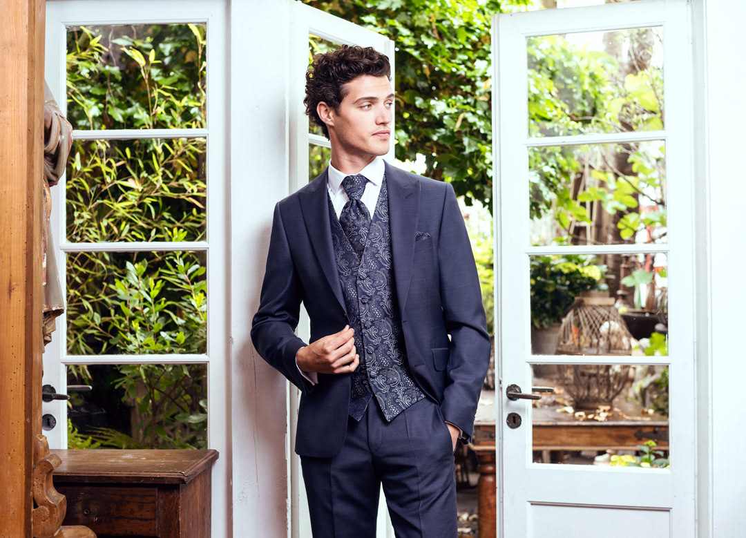 Men in Weddingdress - Mann im Hochzeitsanzug an weißer Tür Mode Fotografie Köln