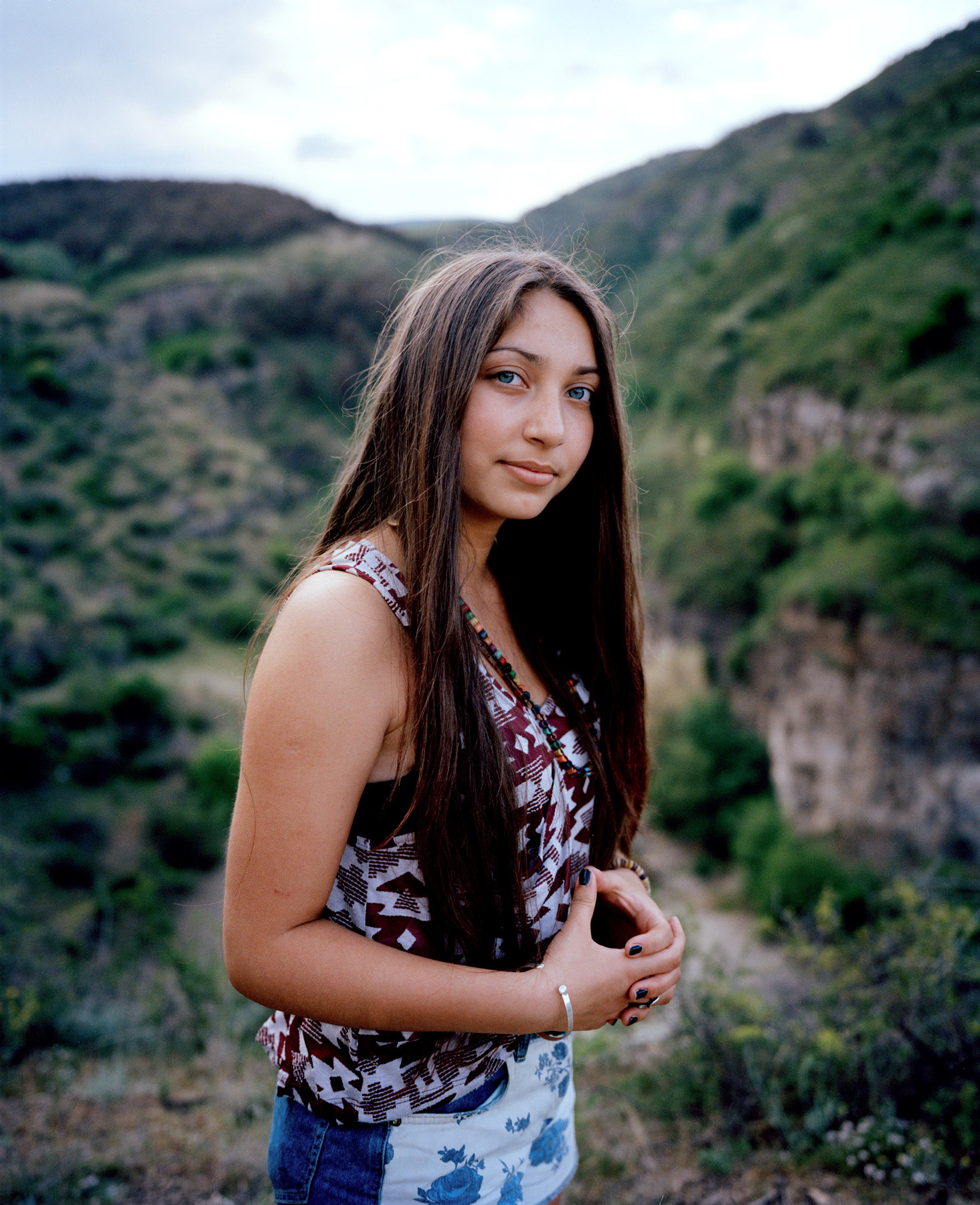 Portrait eines Mädchen vor schöner Landschaft