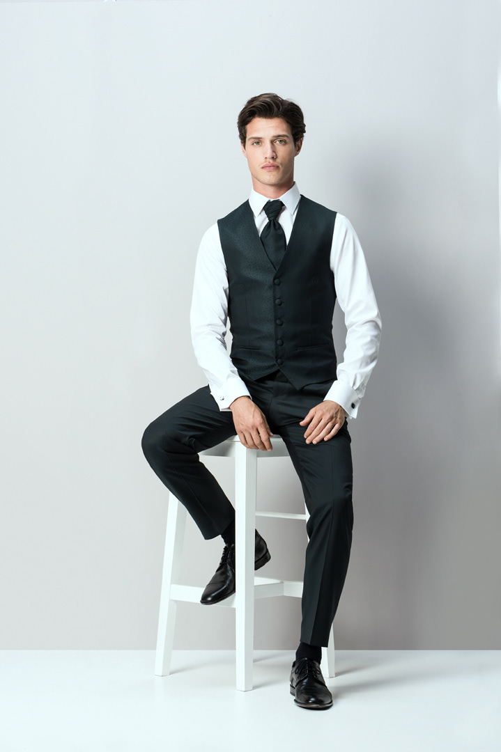 Mann im Studio vor weiß Hochzeitsanzug Modefotografie Katalogshooting