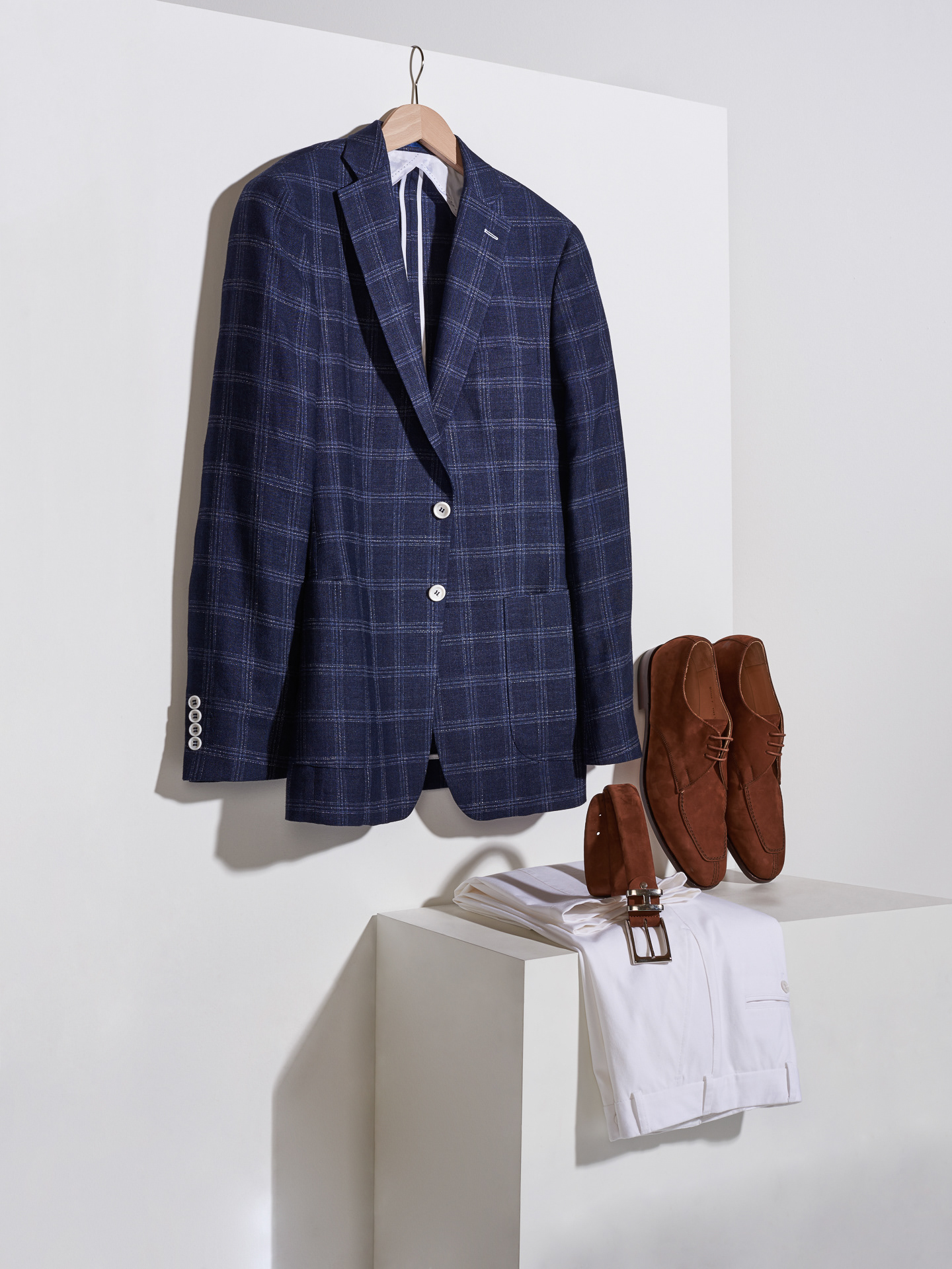 setbau jacket mit weißer hose und braunen schuhen modefotograf produktfotograf köln