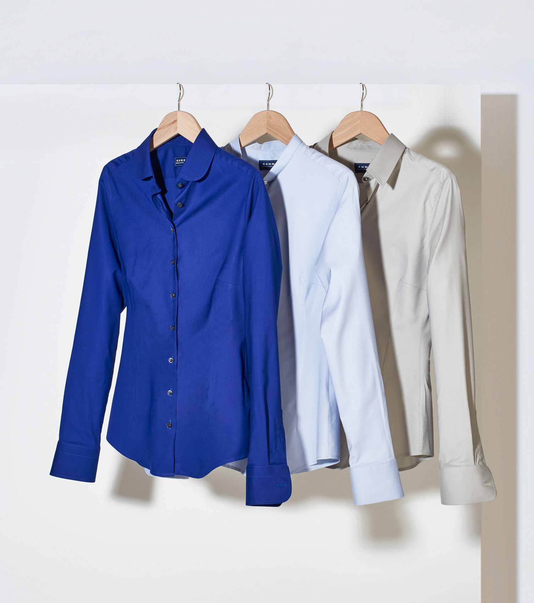 drei hemden auf bügeln an wand modefotograf produktfotograf köln