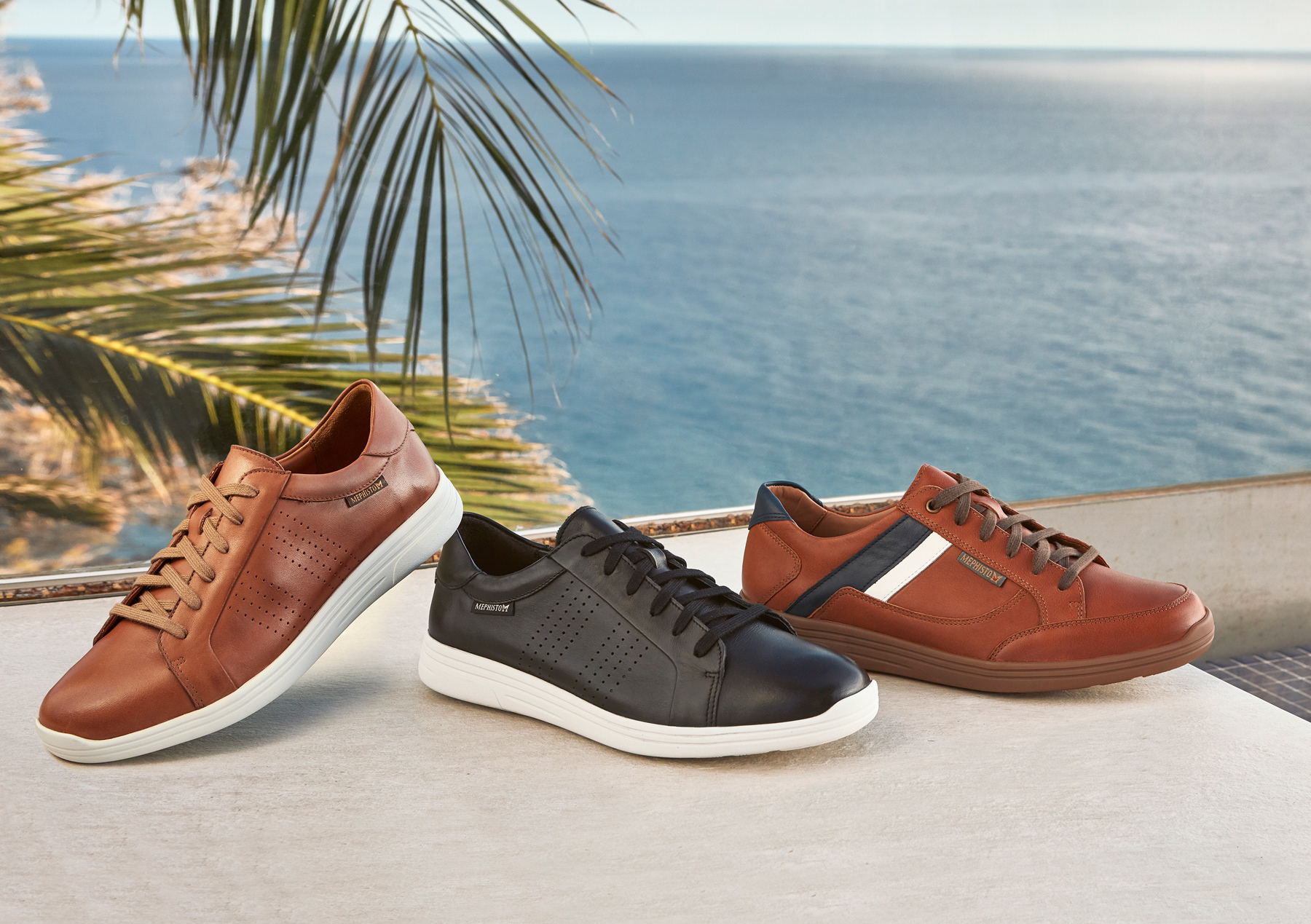 schuhe vor meer und palmen - stilllifefotograf köln