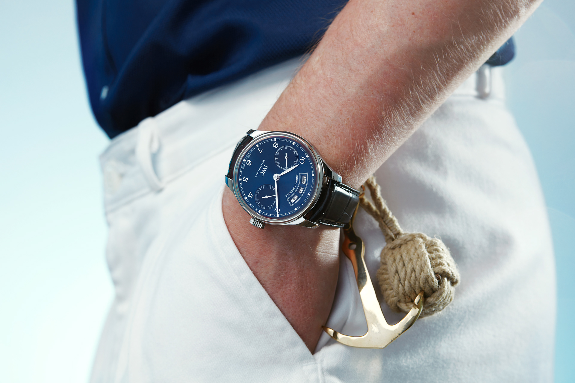 segler mit iwc luxusuhr arm arm und hand in der hosentasche anker