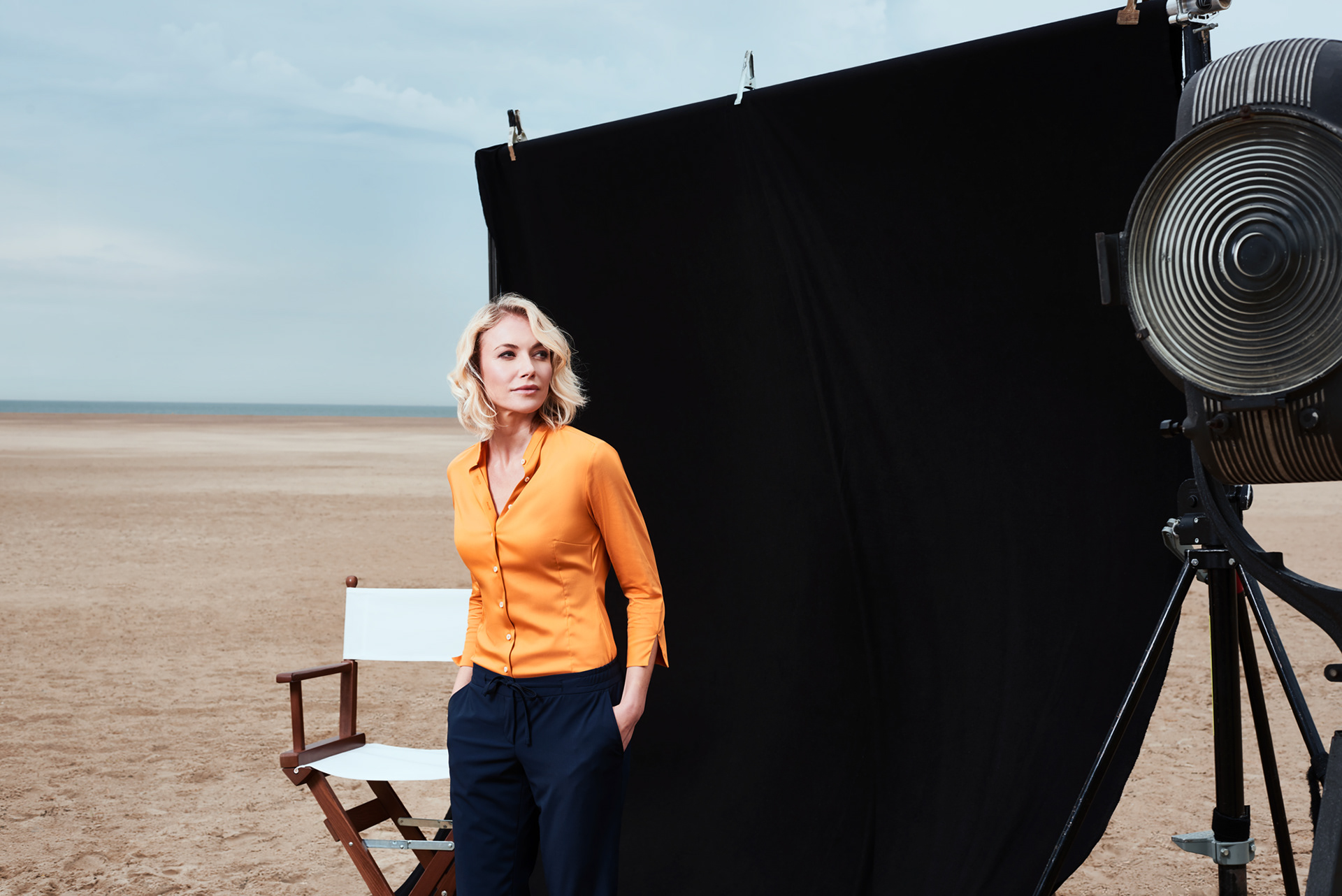Frau am Strand vor Filmset Modefotografie Köln Werbung