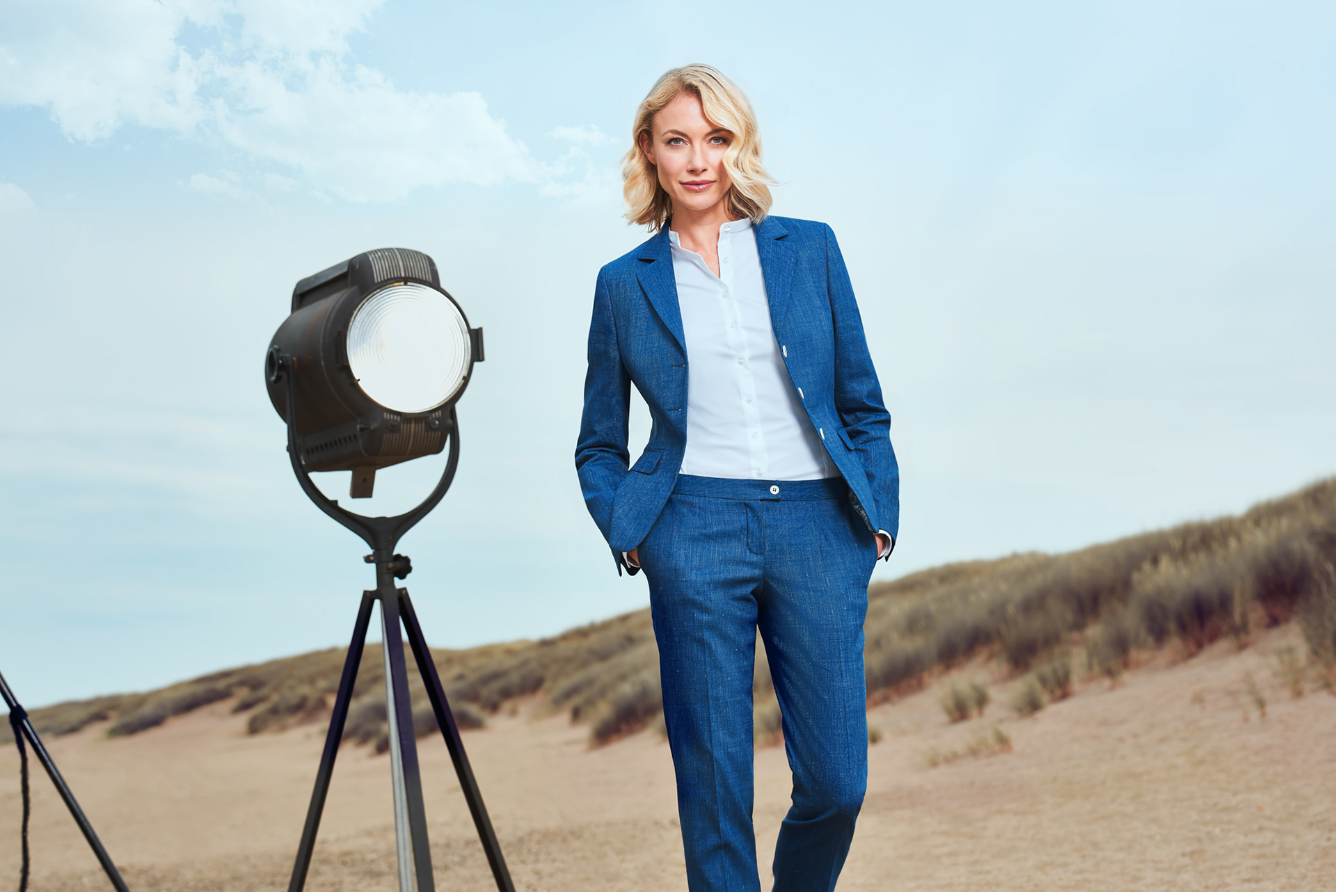 Frau am Strand im Anzug Köln Modefotografie Werbefotograf