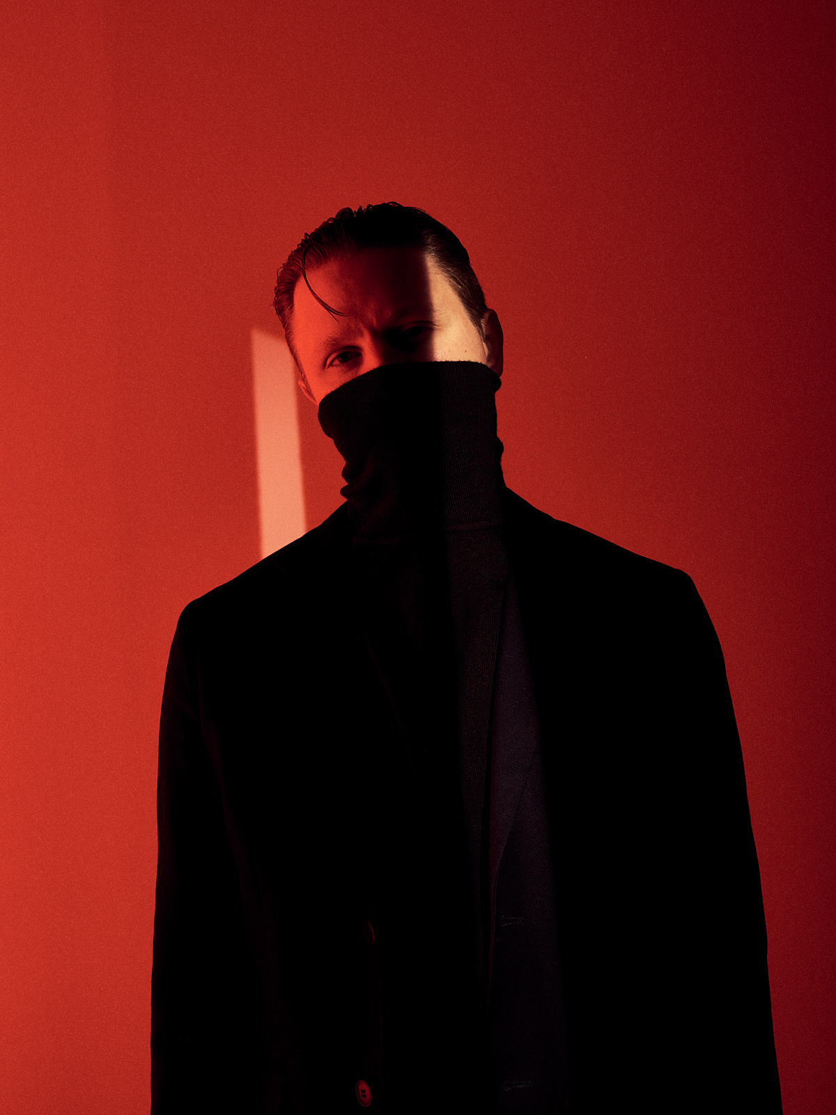 Portrait eines Mannes vor rotem Hintergrund