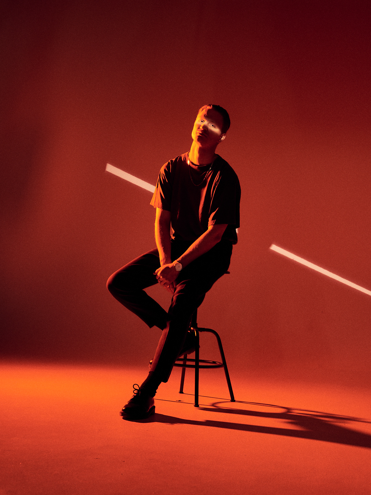 Portrait eines Mannes vor rotem Hintergrund