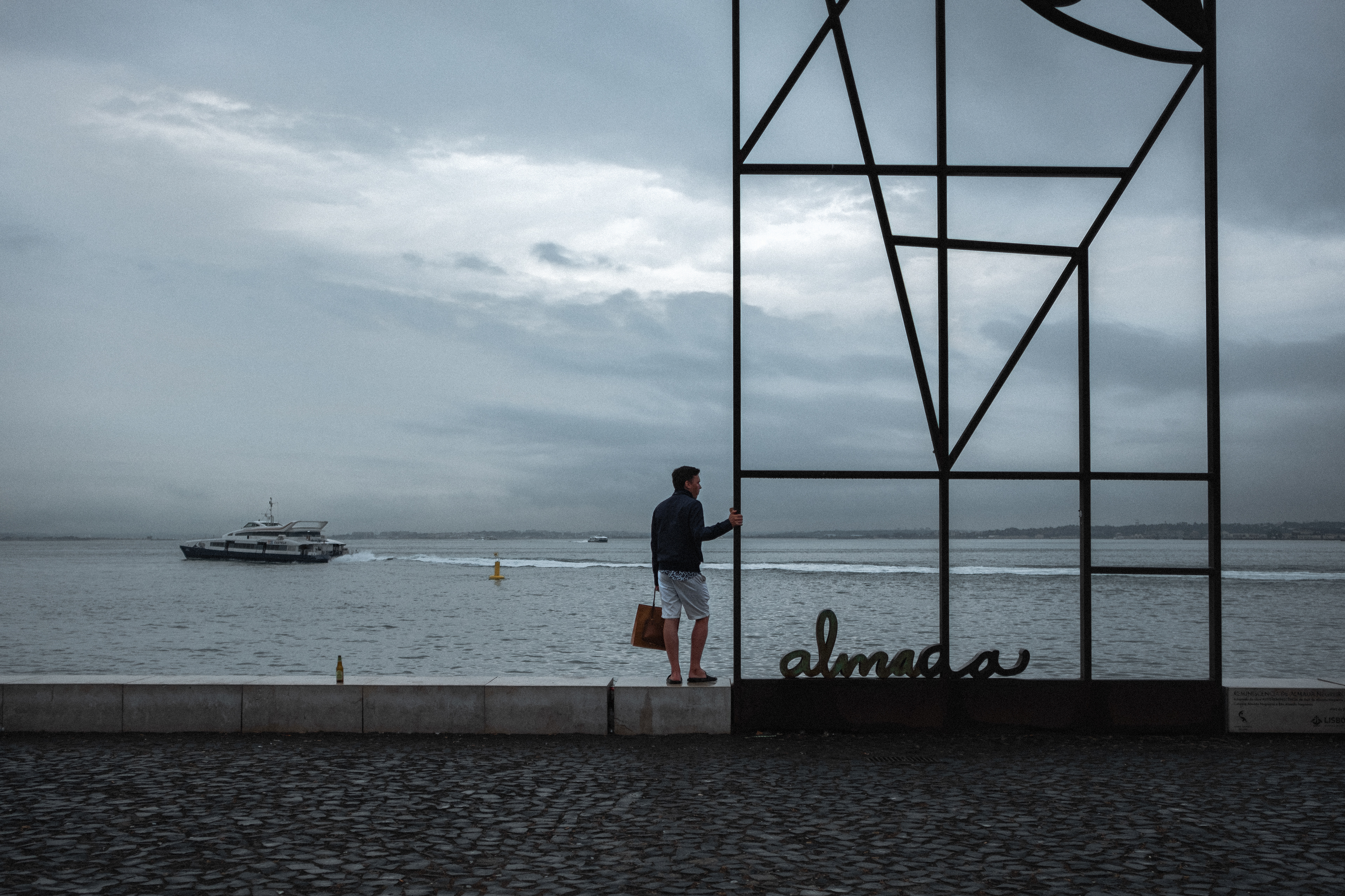 Tourisme à Lisbonne - sur le quai - Martin Peterolff 2025