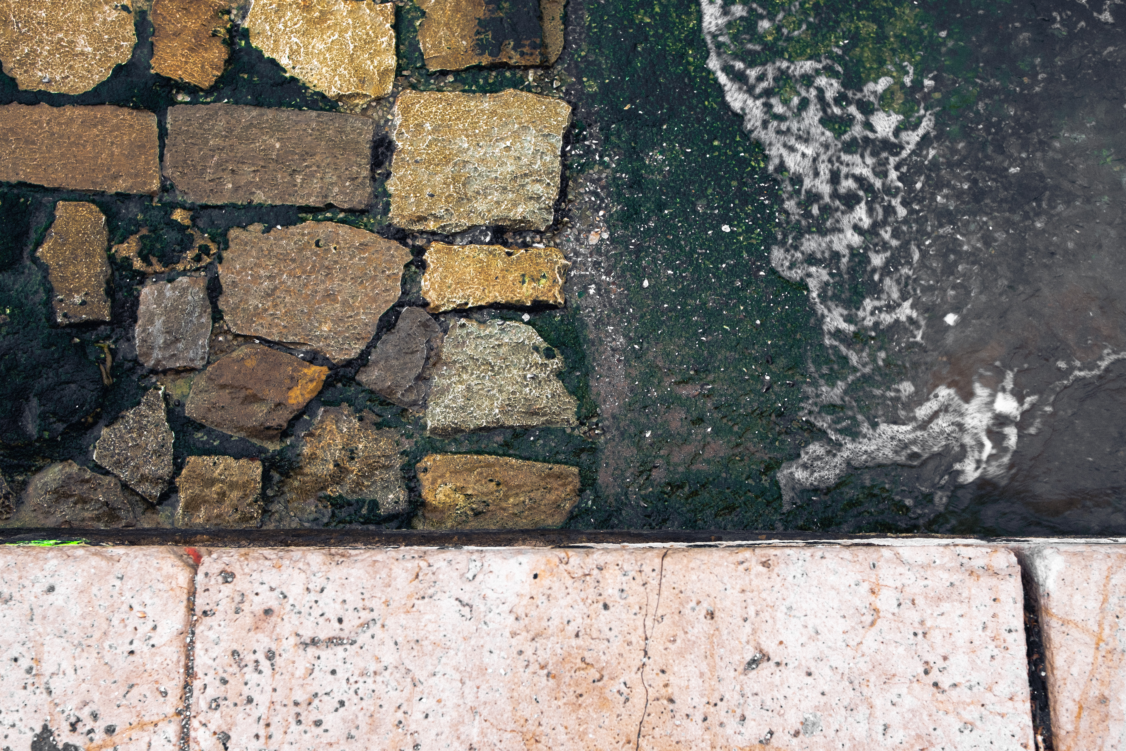 Tourisme à Lisbonne - Pieds dans l'eau - Martin Peterolff 2025