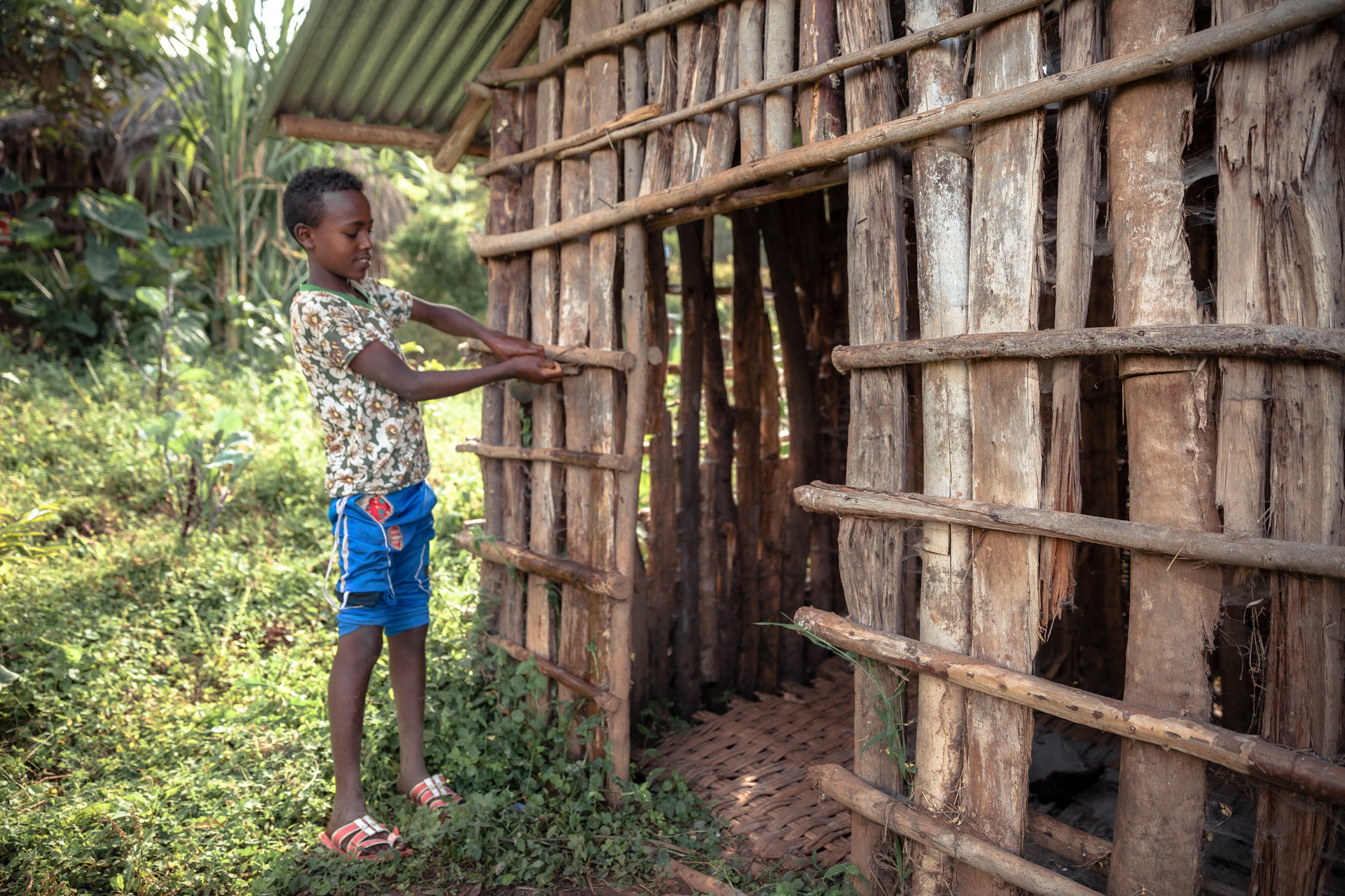 Jeune garçon se lavant les mains - Ethiopie