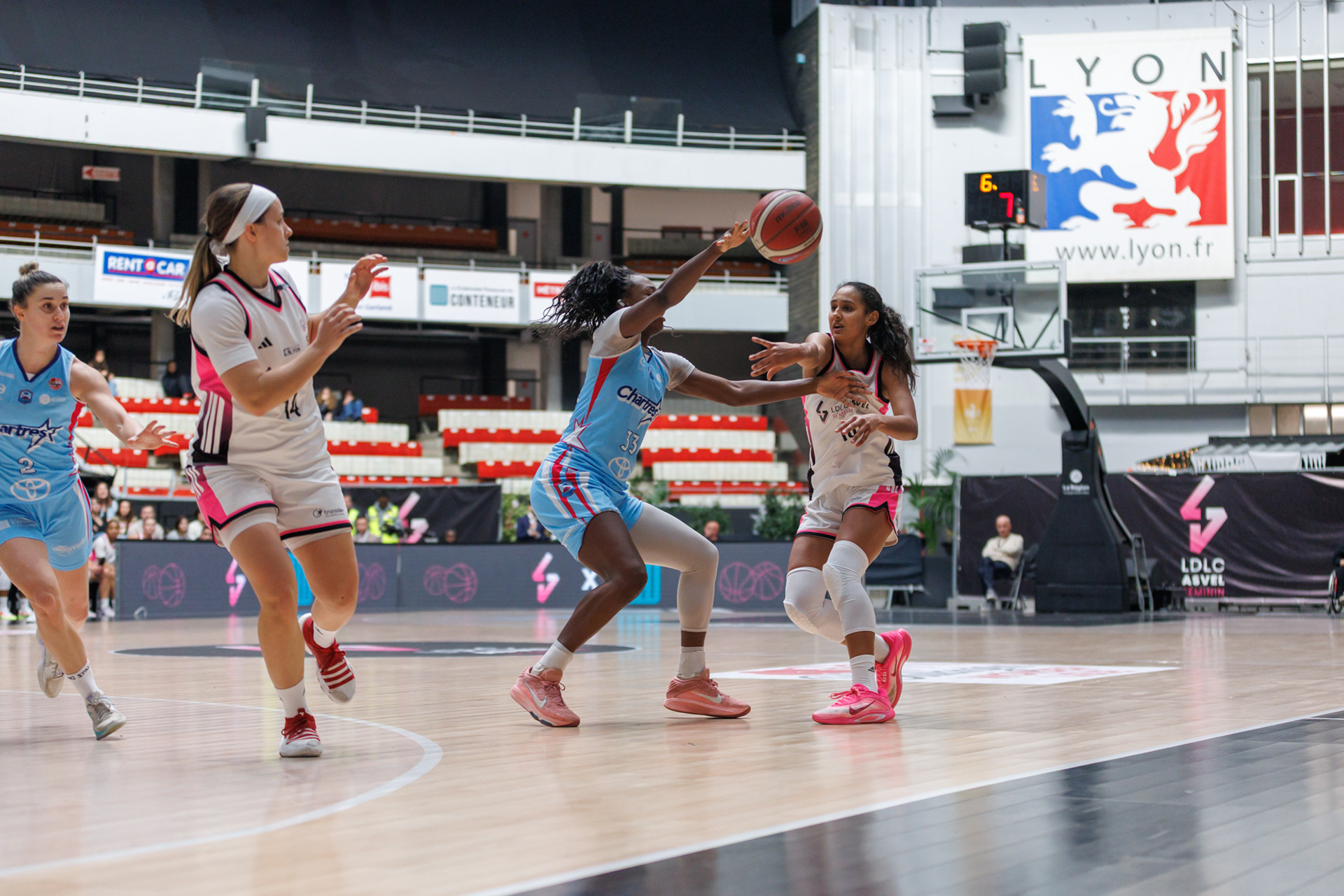 Ainhoa Risacher, Nicole Enabosi