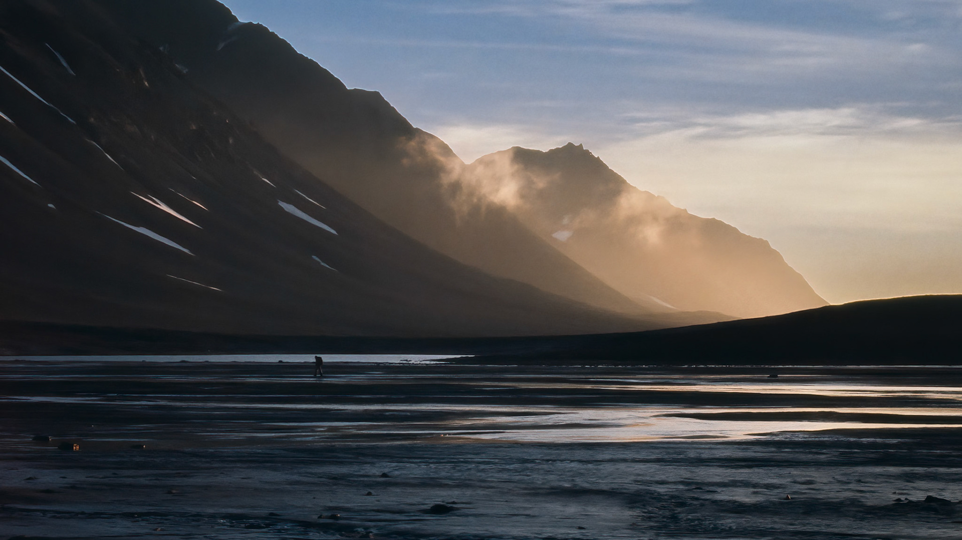 Midnight Hike.  - Linnédalen, Svalbard. August 1979