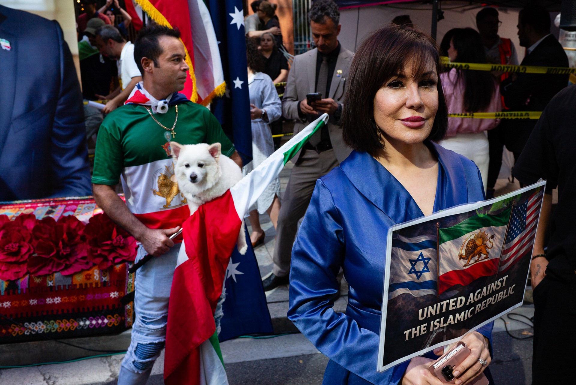 North Sydney, Australia. 11th Apr, 2026. A woman holds a sign that reads “United against the Islamic Republic” at a rally outside the United States Consulate General at 50 Miller Street in North Sydney. The rally is part of a coordinated global day of action organised by parts of the Iranian diaspora supporting former Crown Prince Reza Pahlavi.