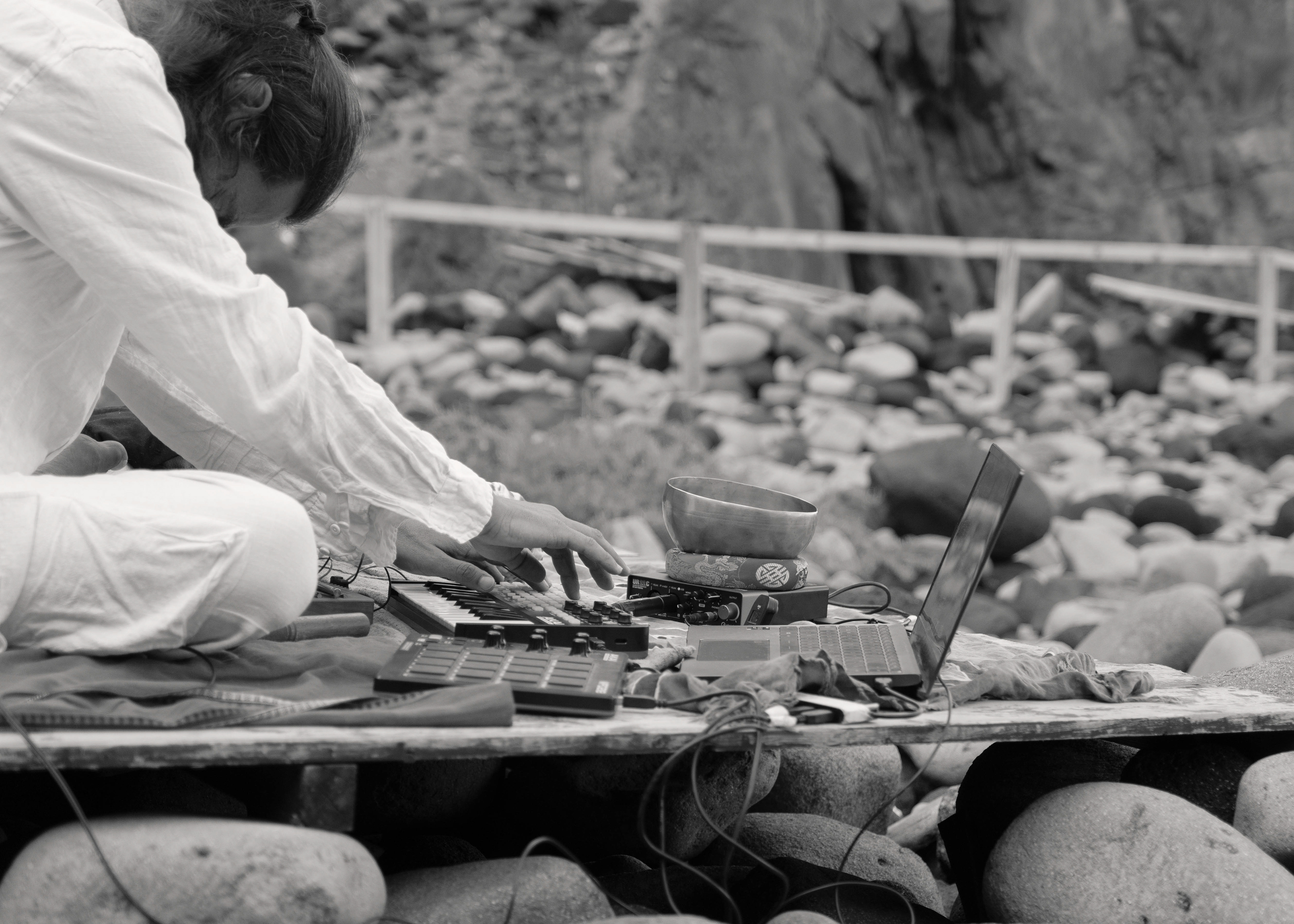Live photography of an event organised by the Seaty Project on the island of Salina, featuring multi-instrumentalist Valerio Cairone - 2024